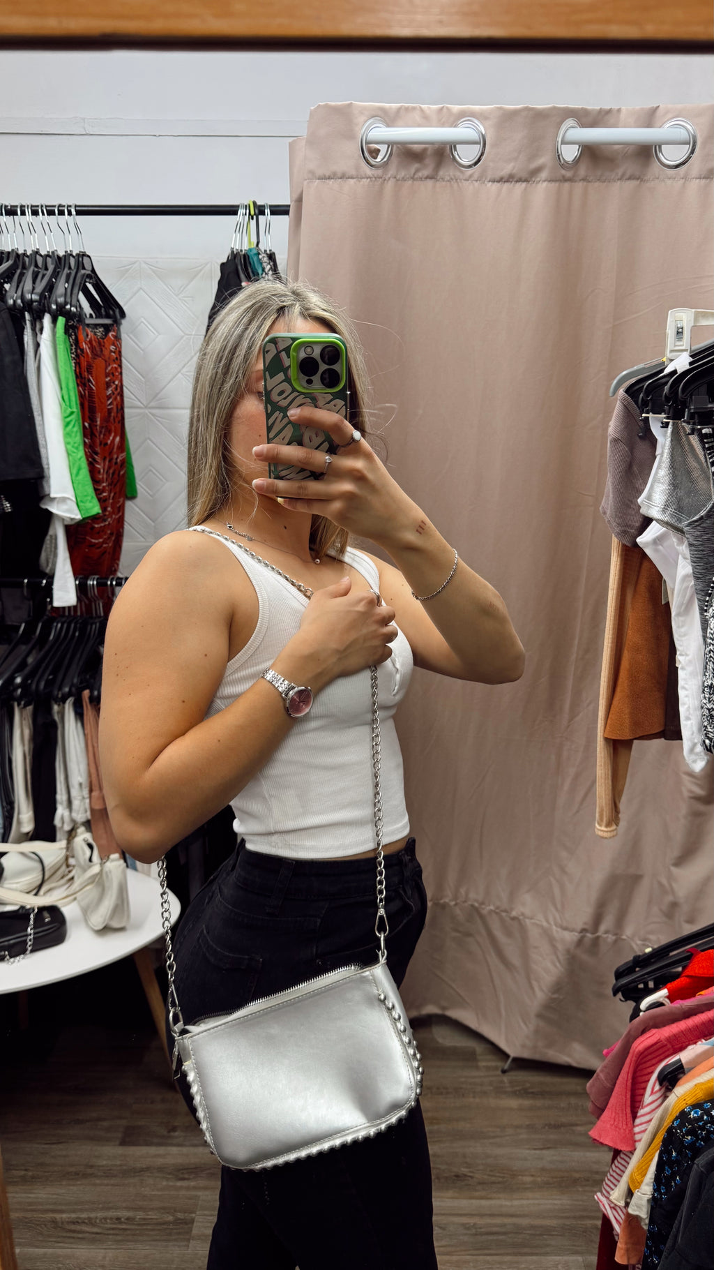 Cartera blanca con cadena