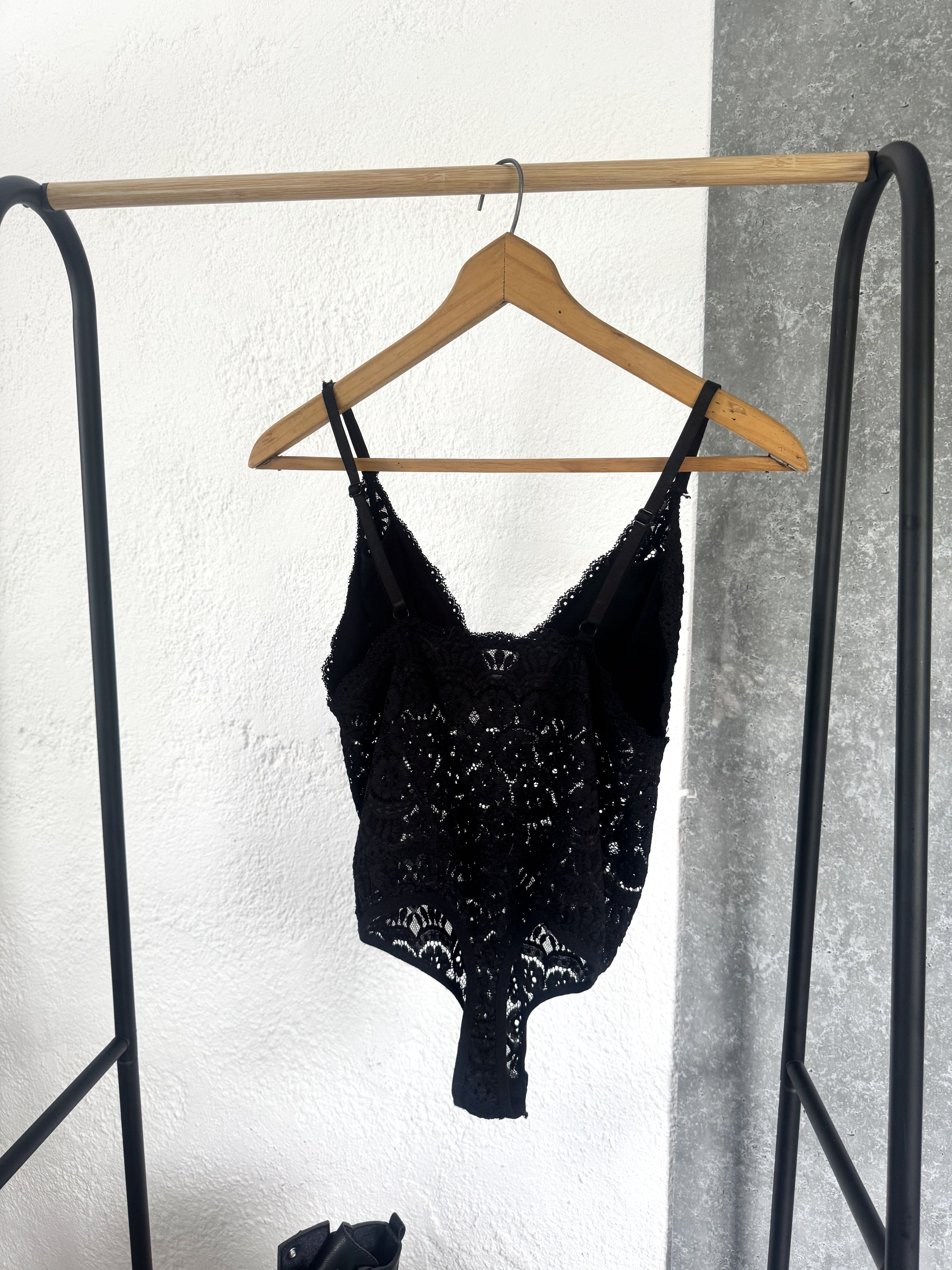 Body negro de encaje