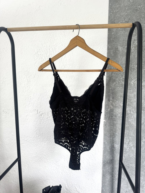 Body negro de encaje