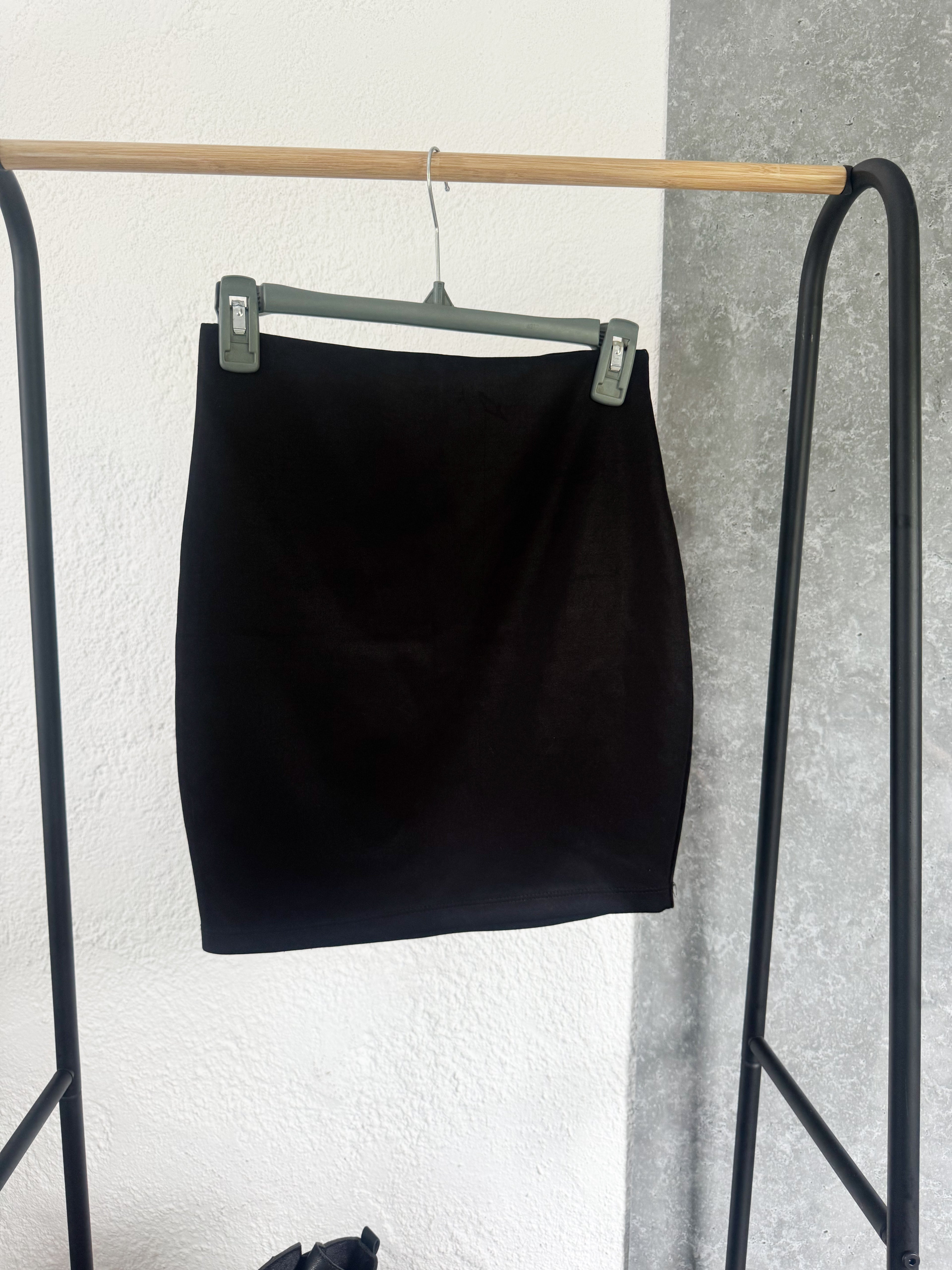 Pollera negra alicrada