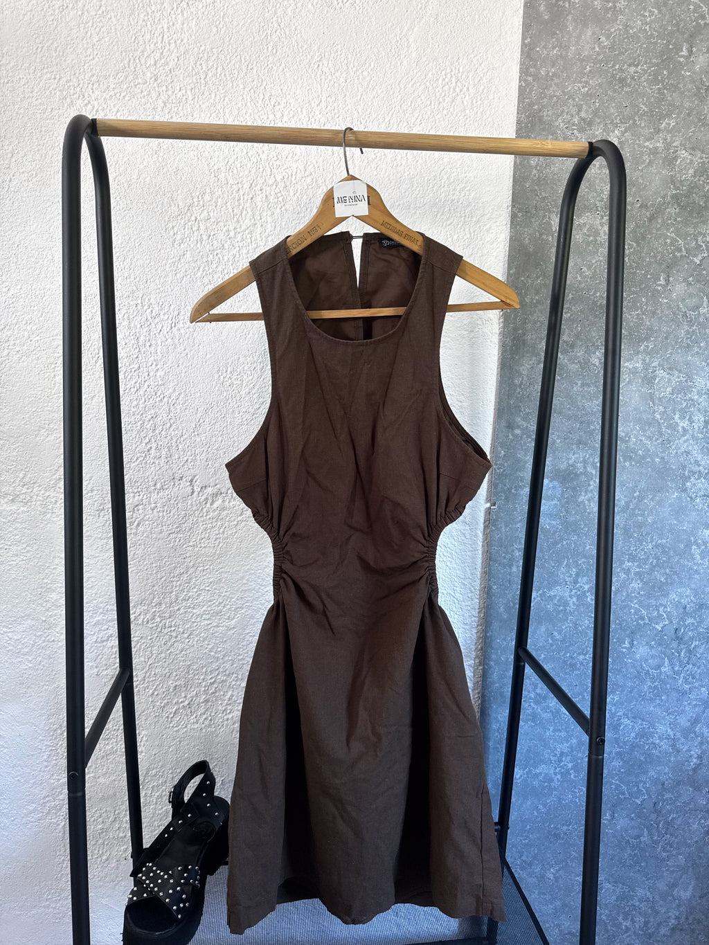 Vestido marrón con espalda abierta