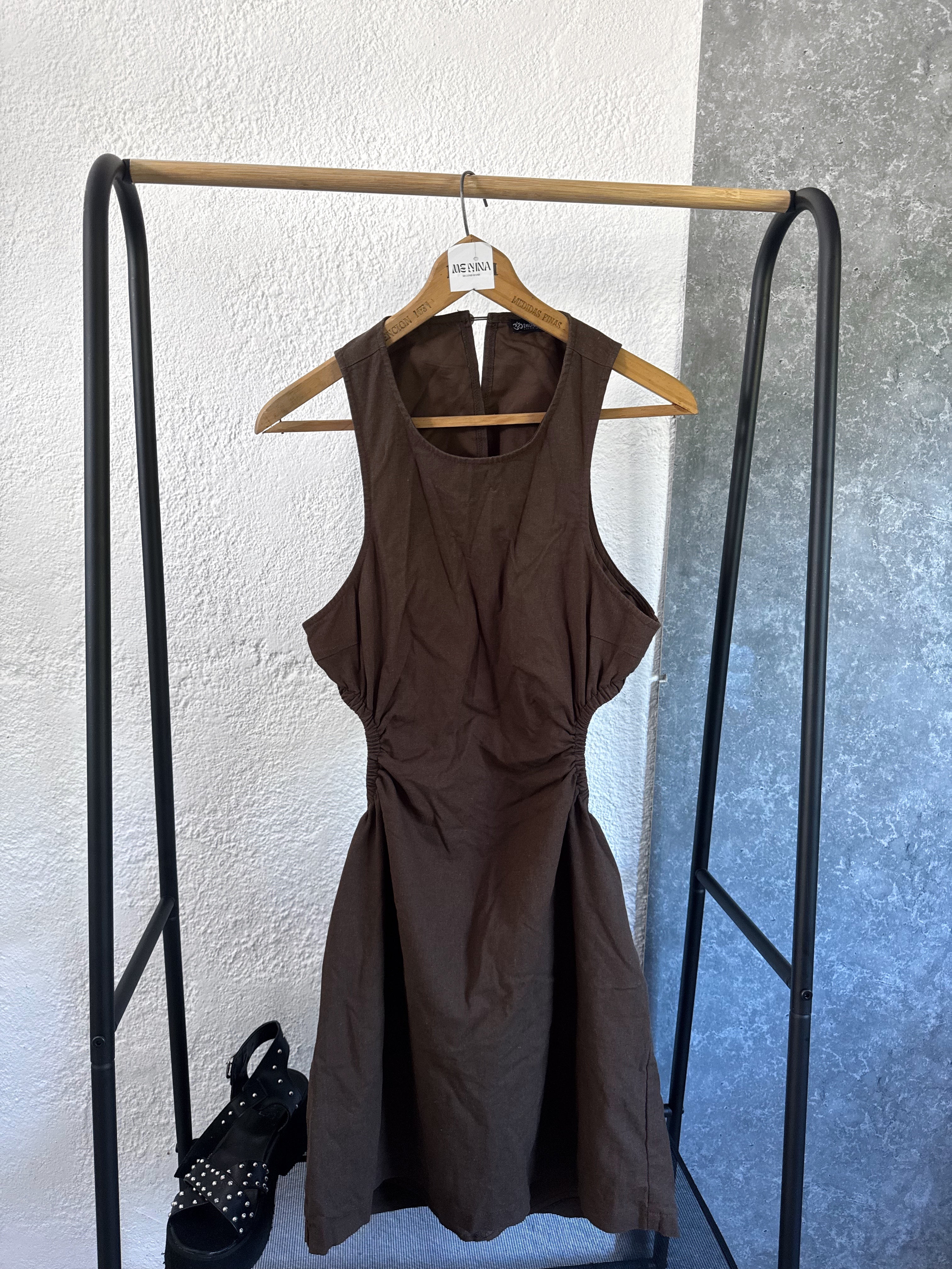 Vestido marrón con espalda abierta