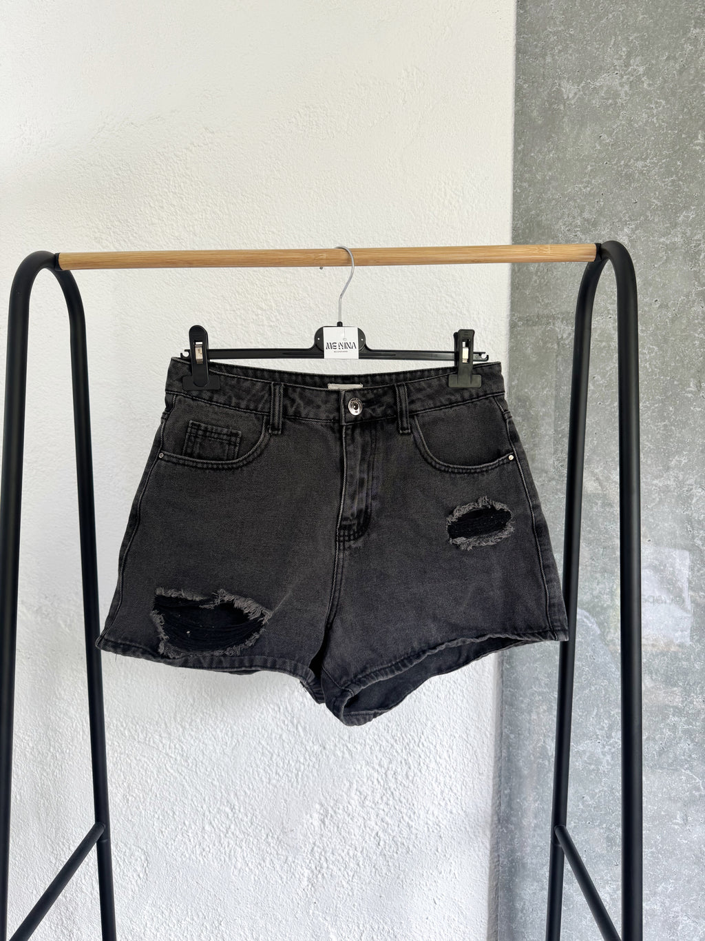 Short negro Daniel Cassin