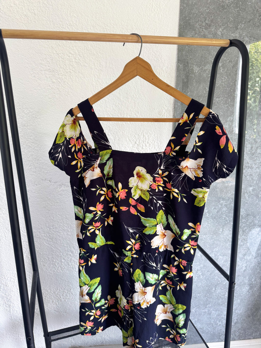 Monito negro floreado