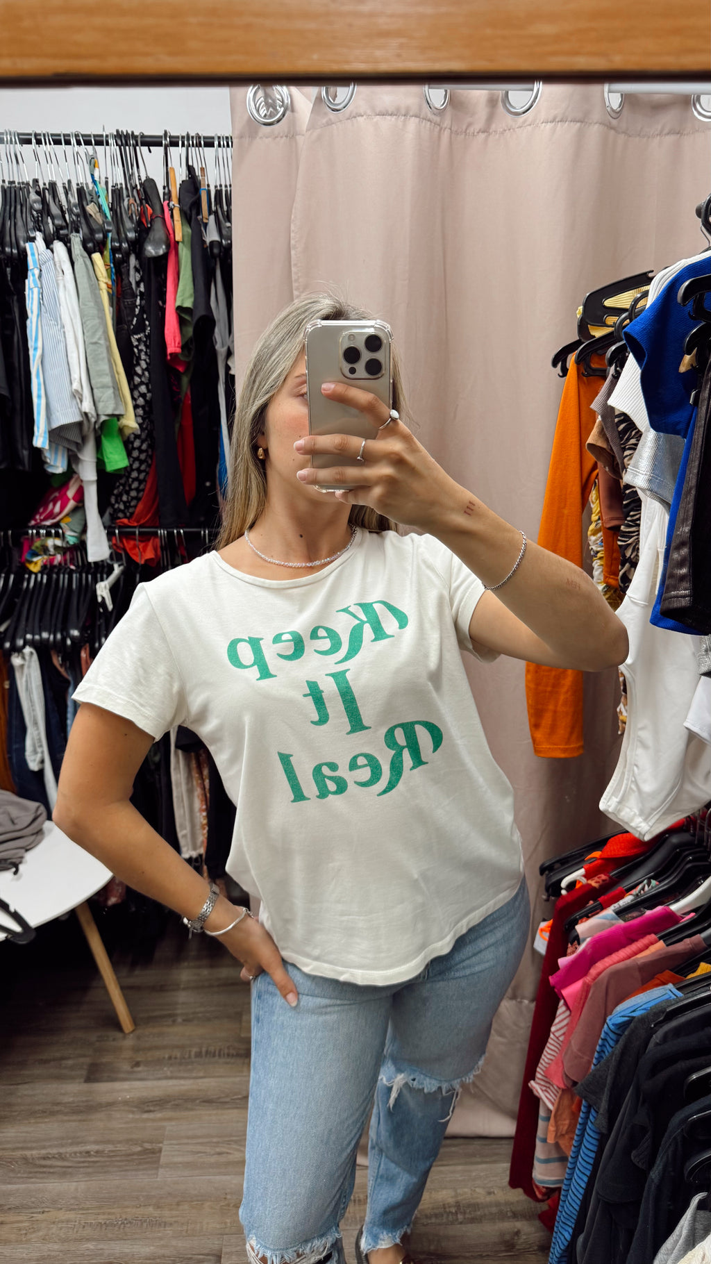 Remera con letras verdes Daniel Cassin