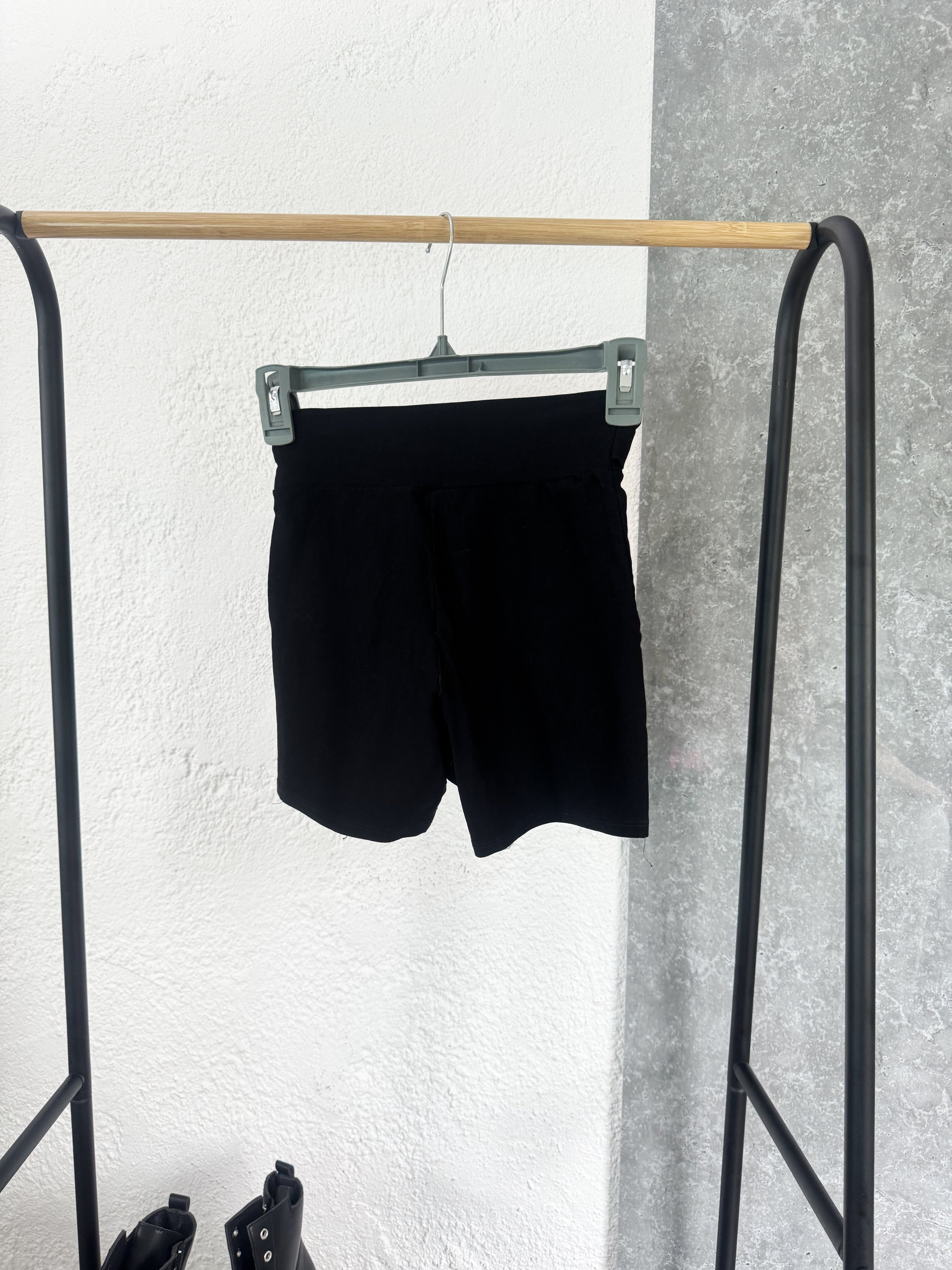 Short negro con cinto