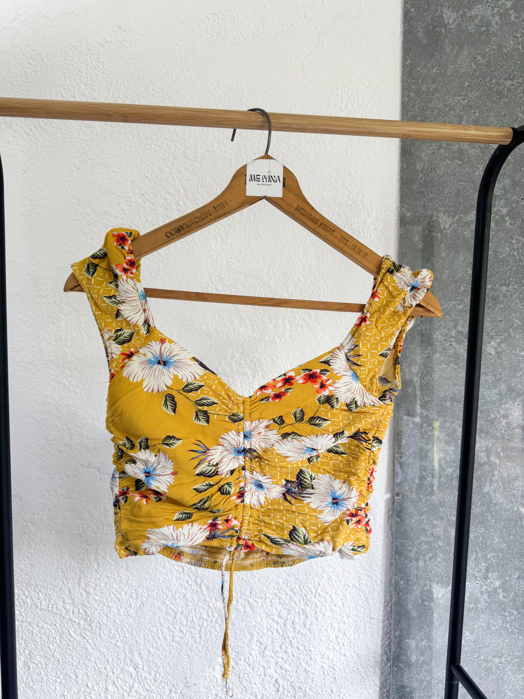 Top amarillo con flores