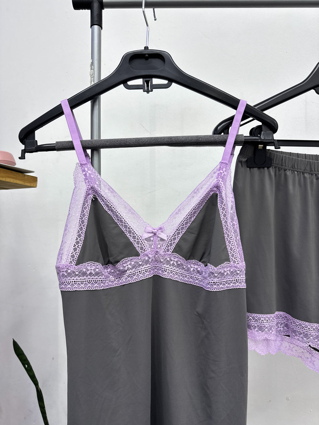 Conjunto pijama gris con encaje en lila