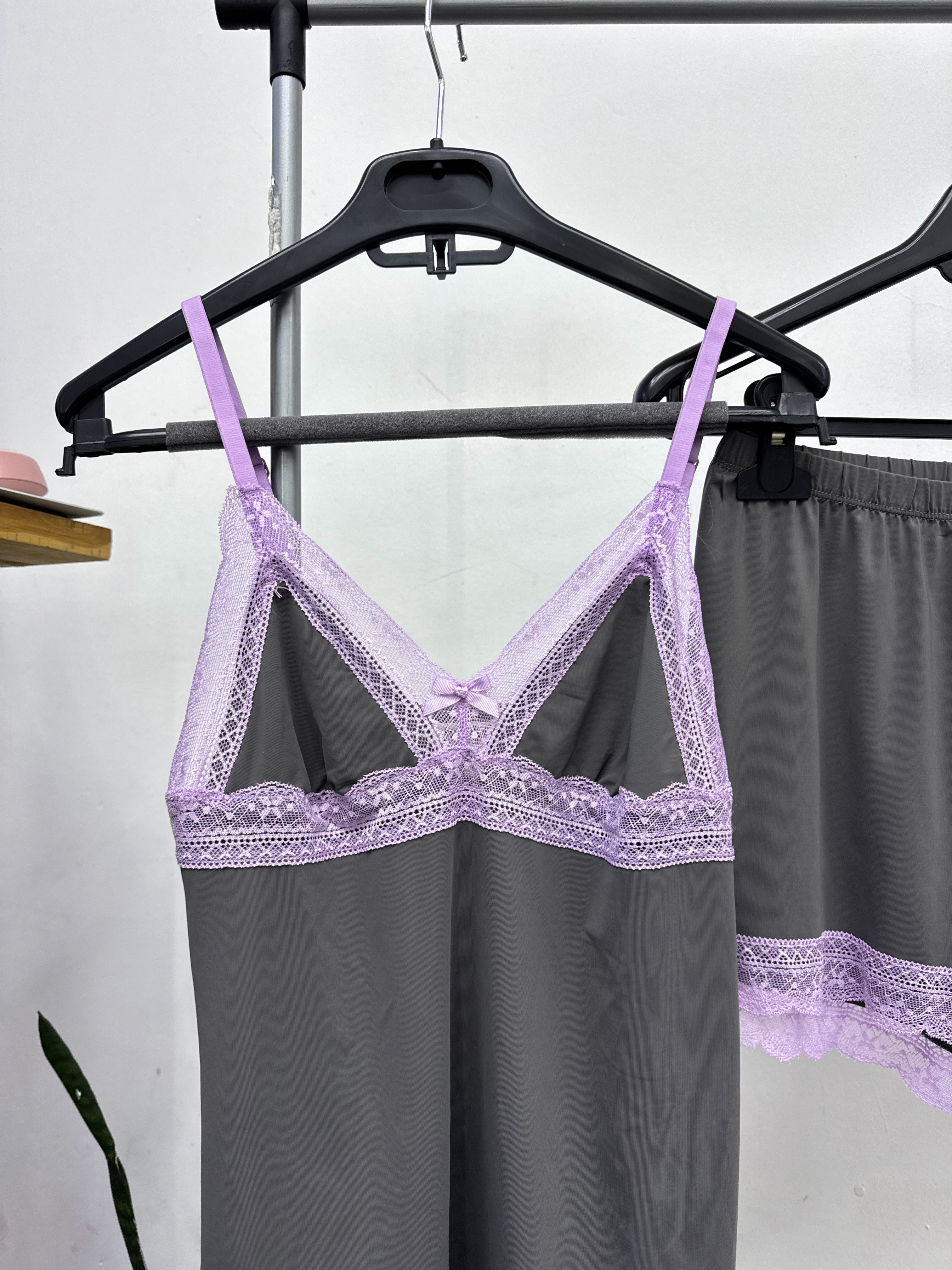 Conjunto pijama gris con encaje en lila