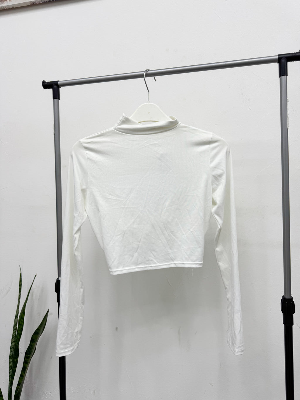 Top blanco con espalda abierta cruzada