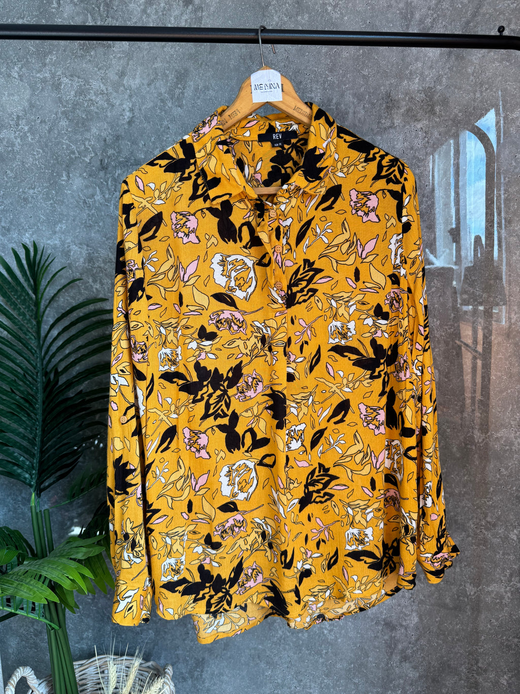 Camisa amarilla estampada