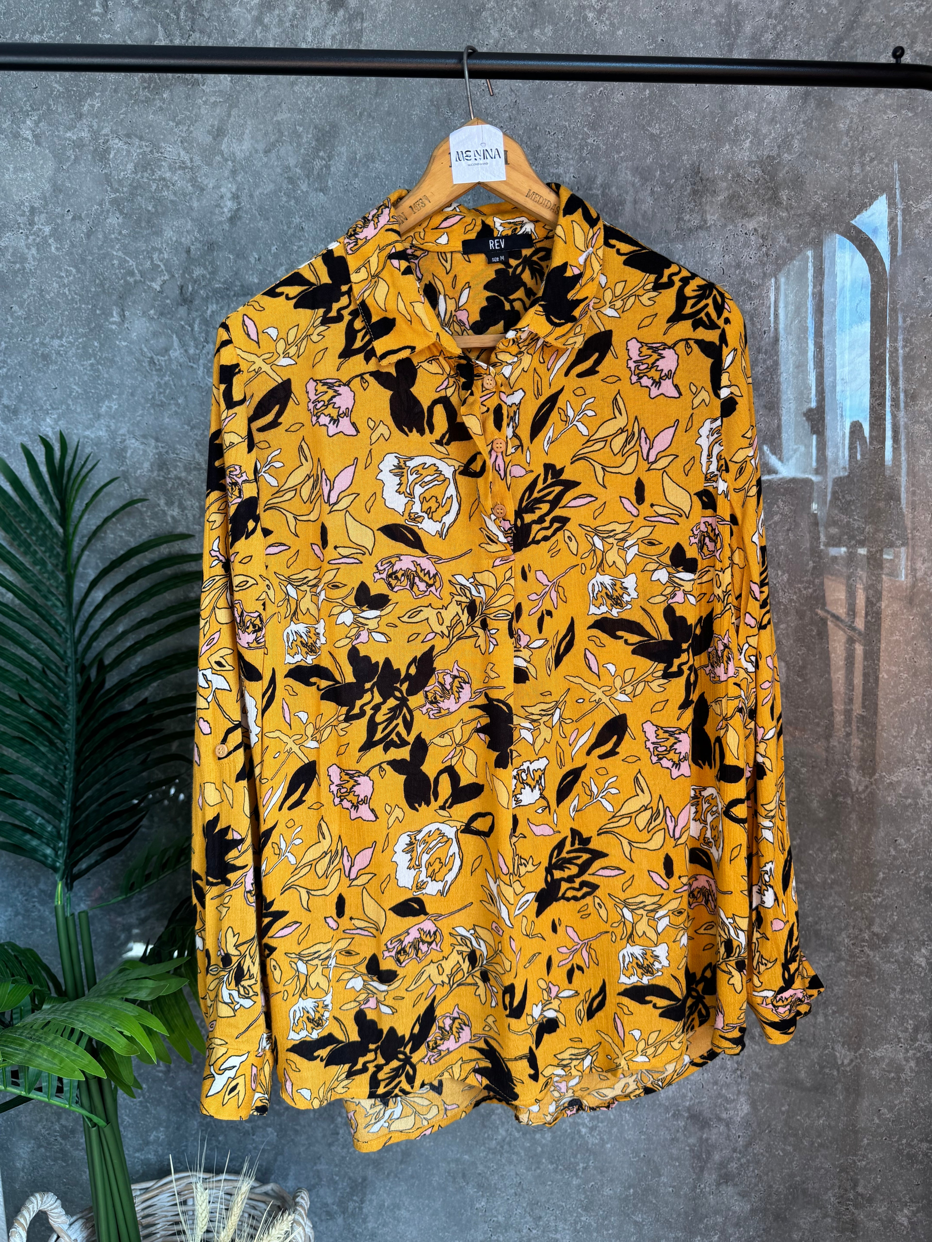 Camisa amarilla estampada