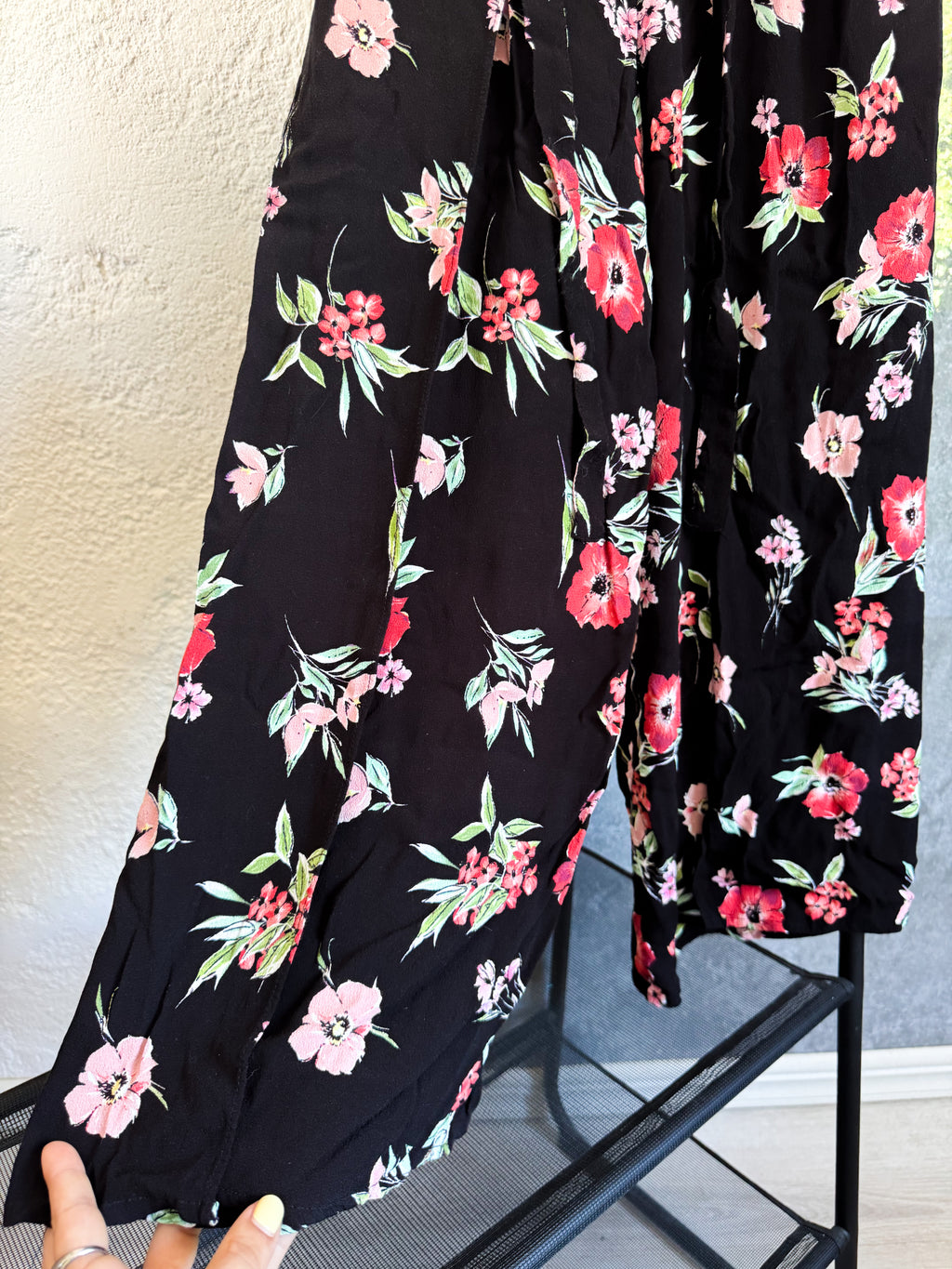 Pantalón suelto negro, abierto y floreado con lazo