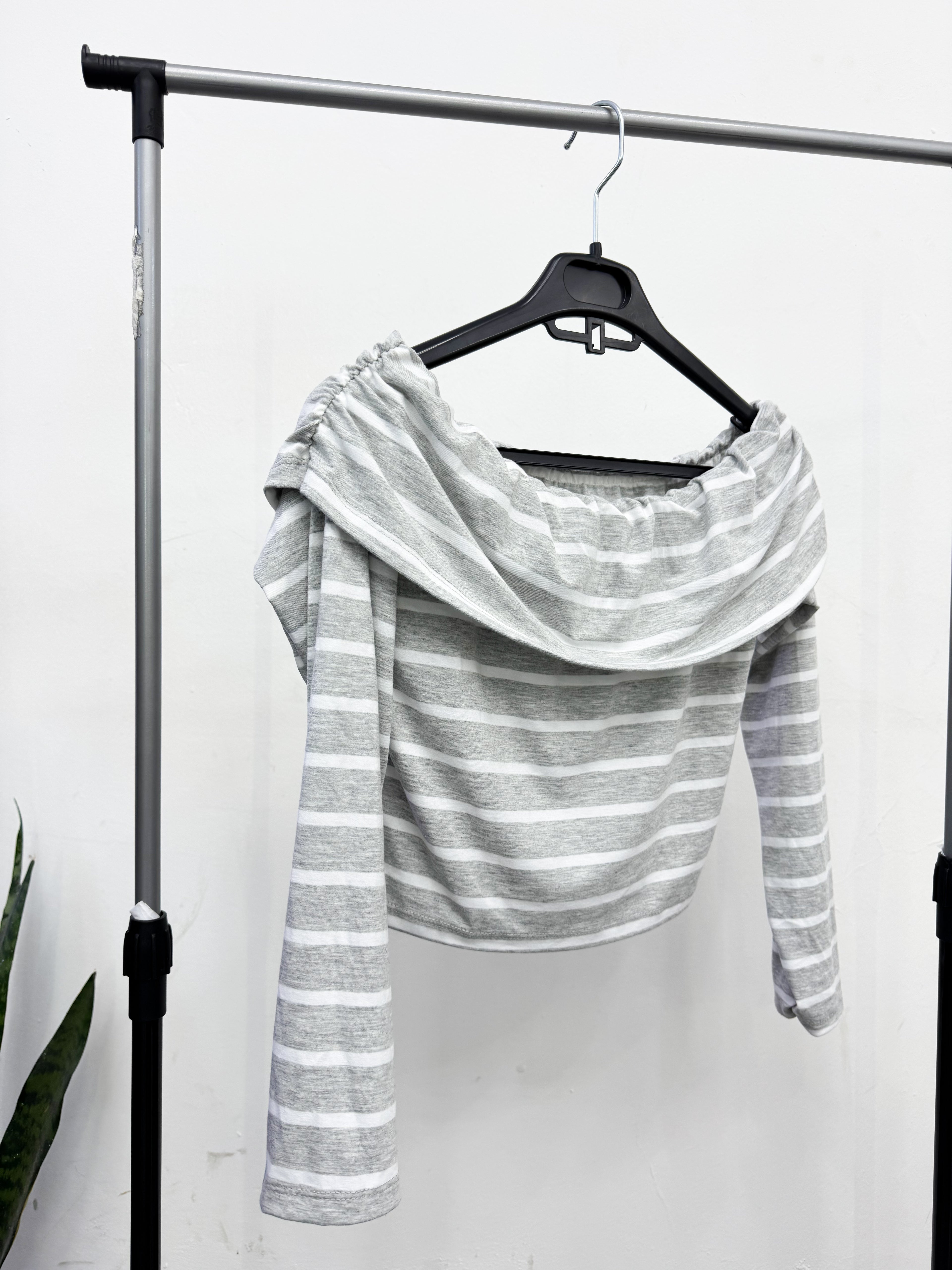 Remera cuello caído gris a rayas