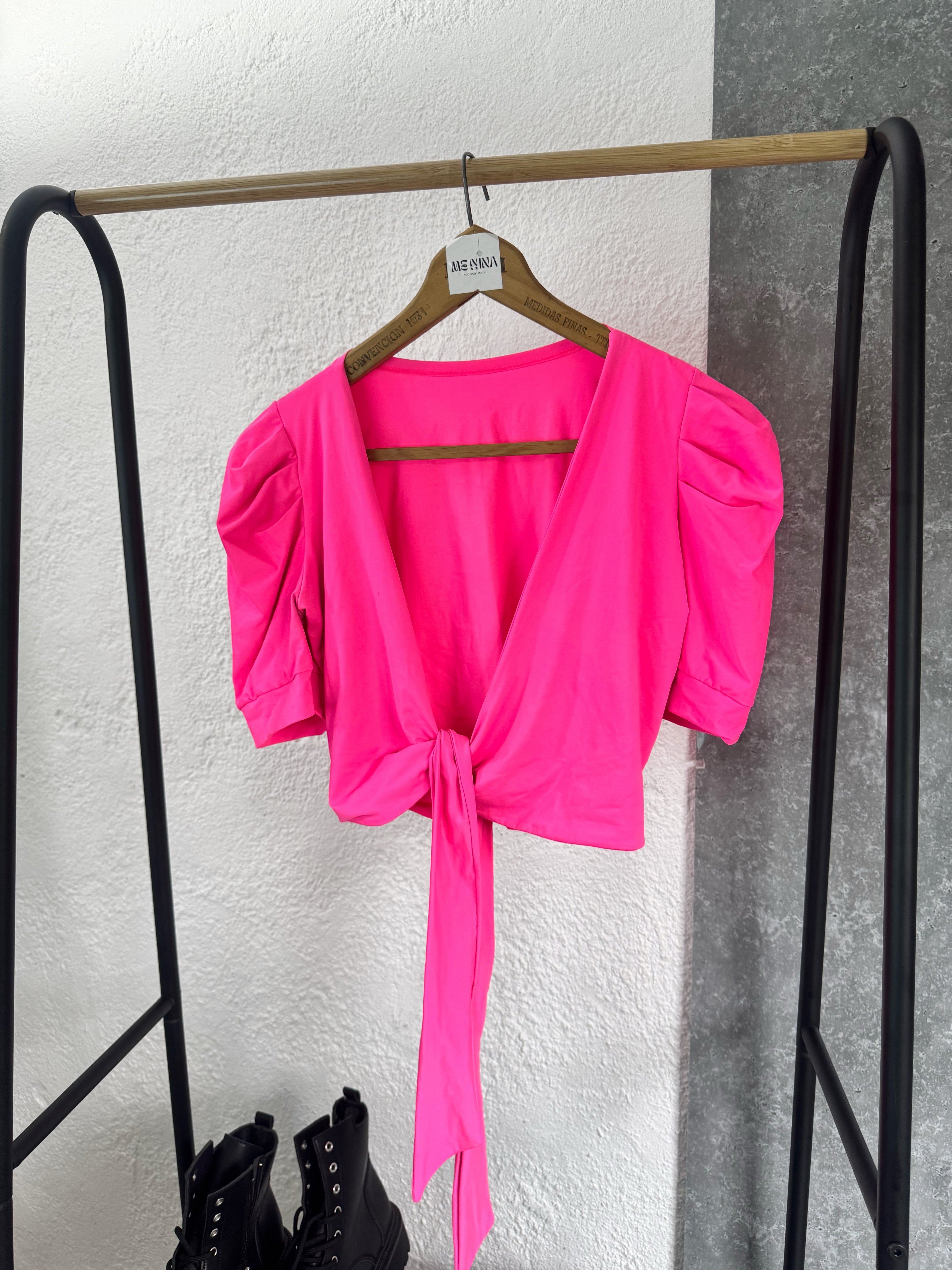 Top rosa con nudo adelante