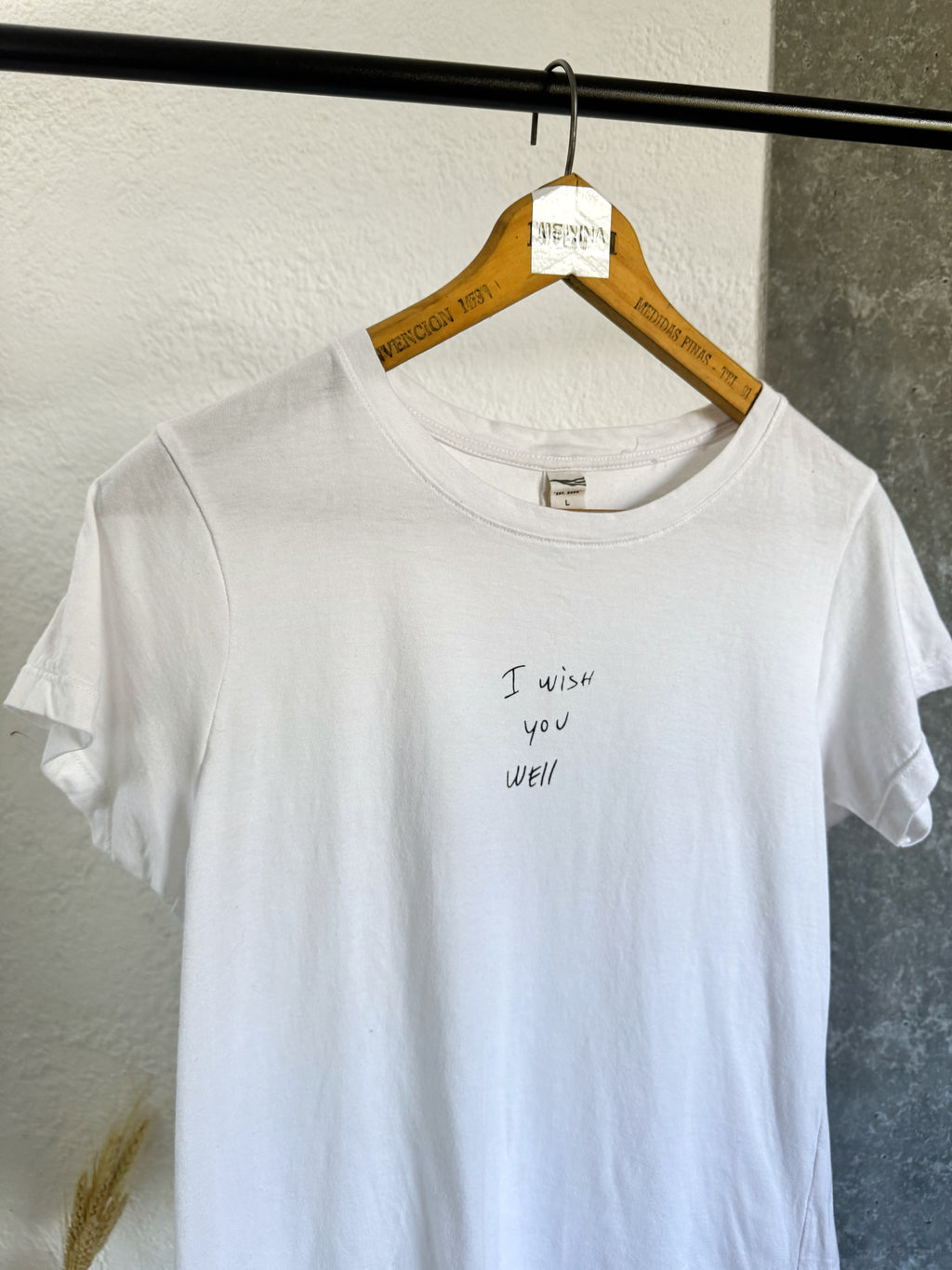 Remera blanca con frase adelante