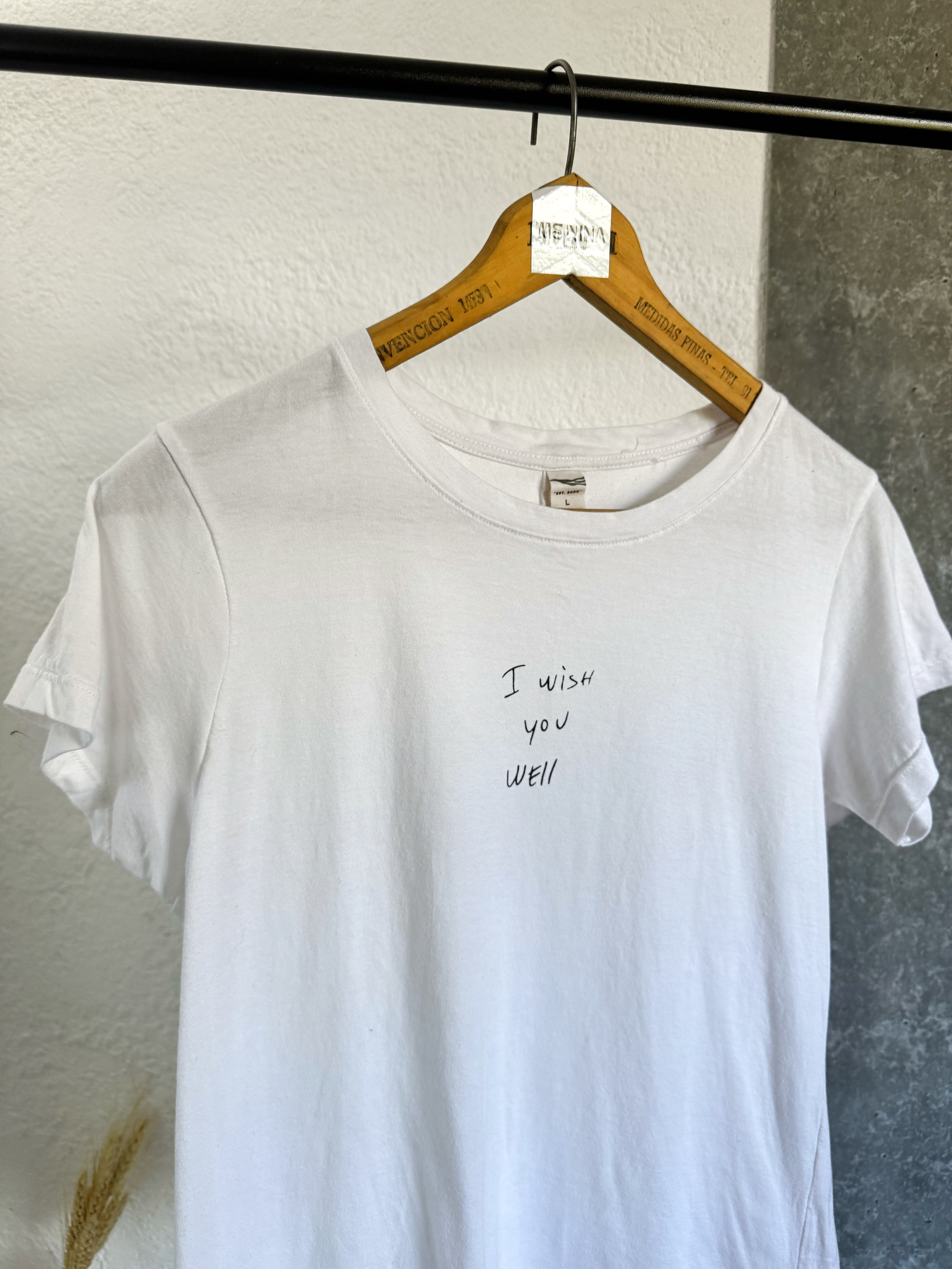 Remera blanca con frase adelante