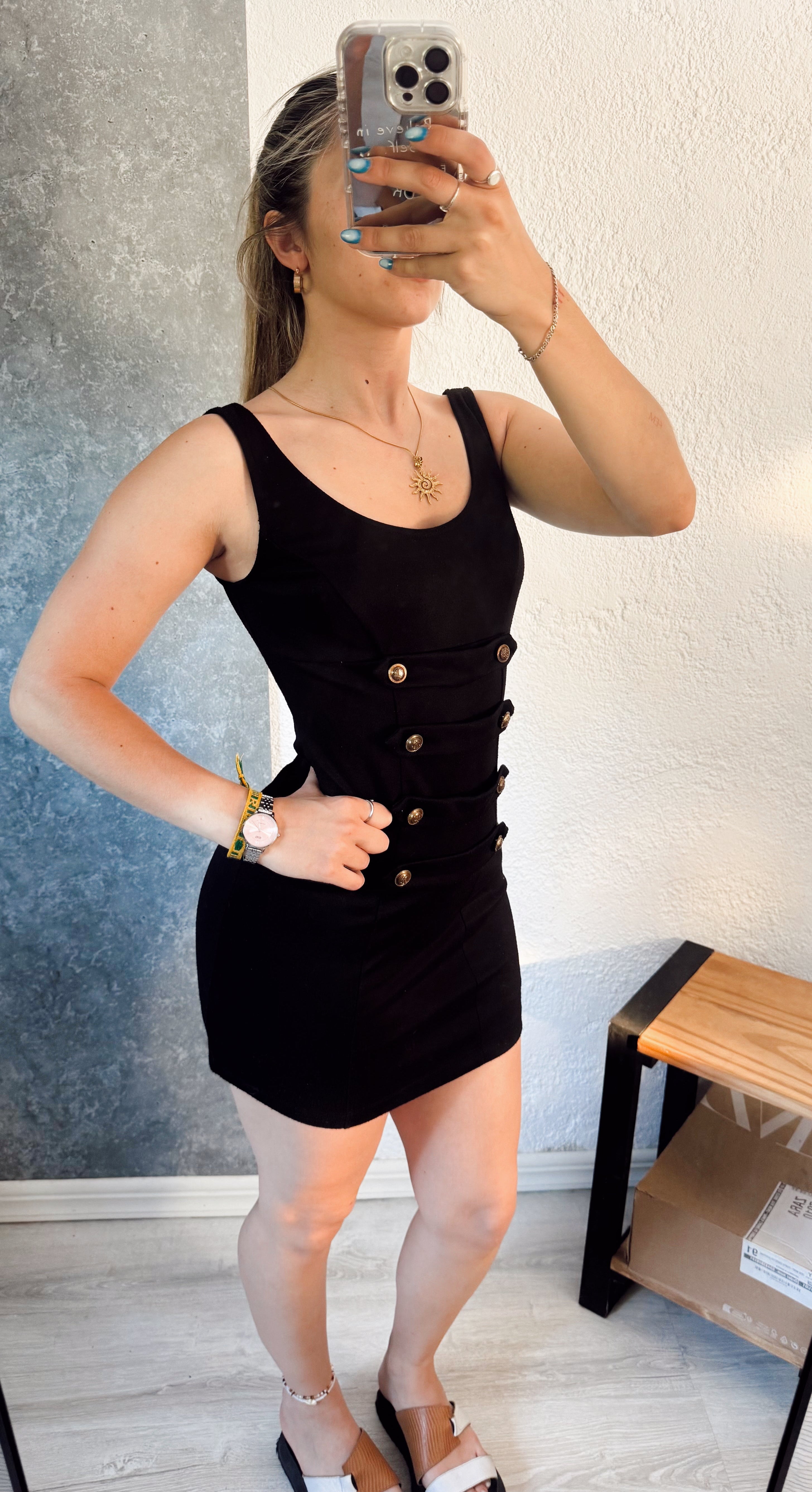 Vestido negro con botones dorados