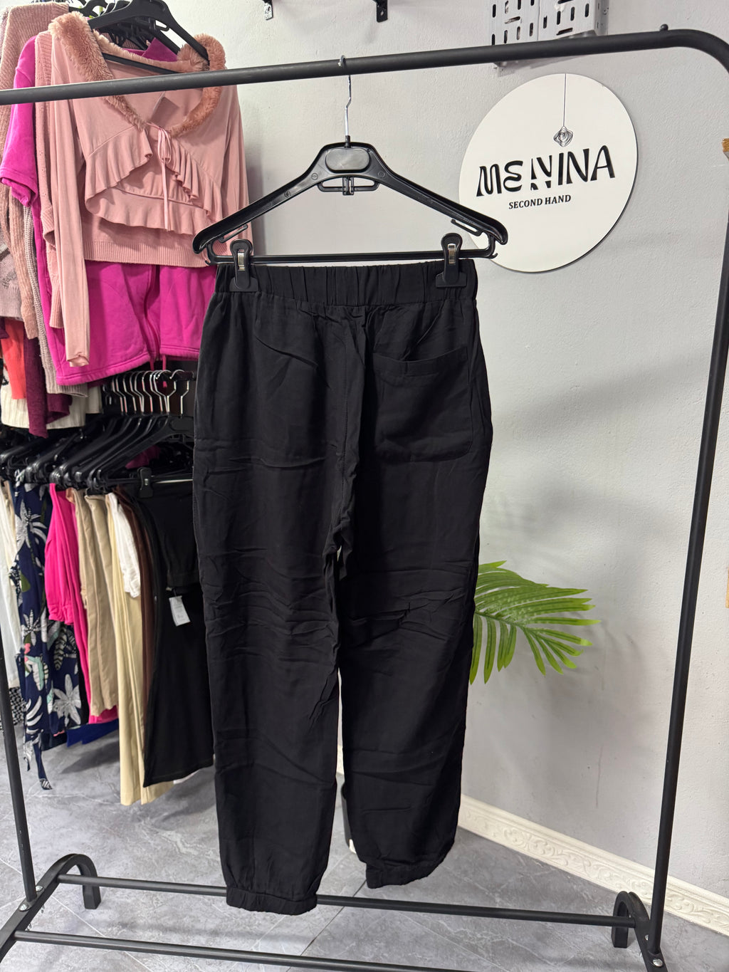 Pantalón negro con puños y bolsillos