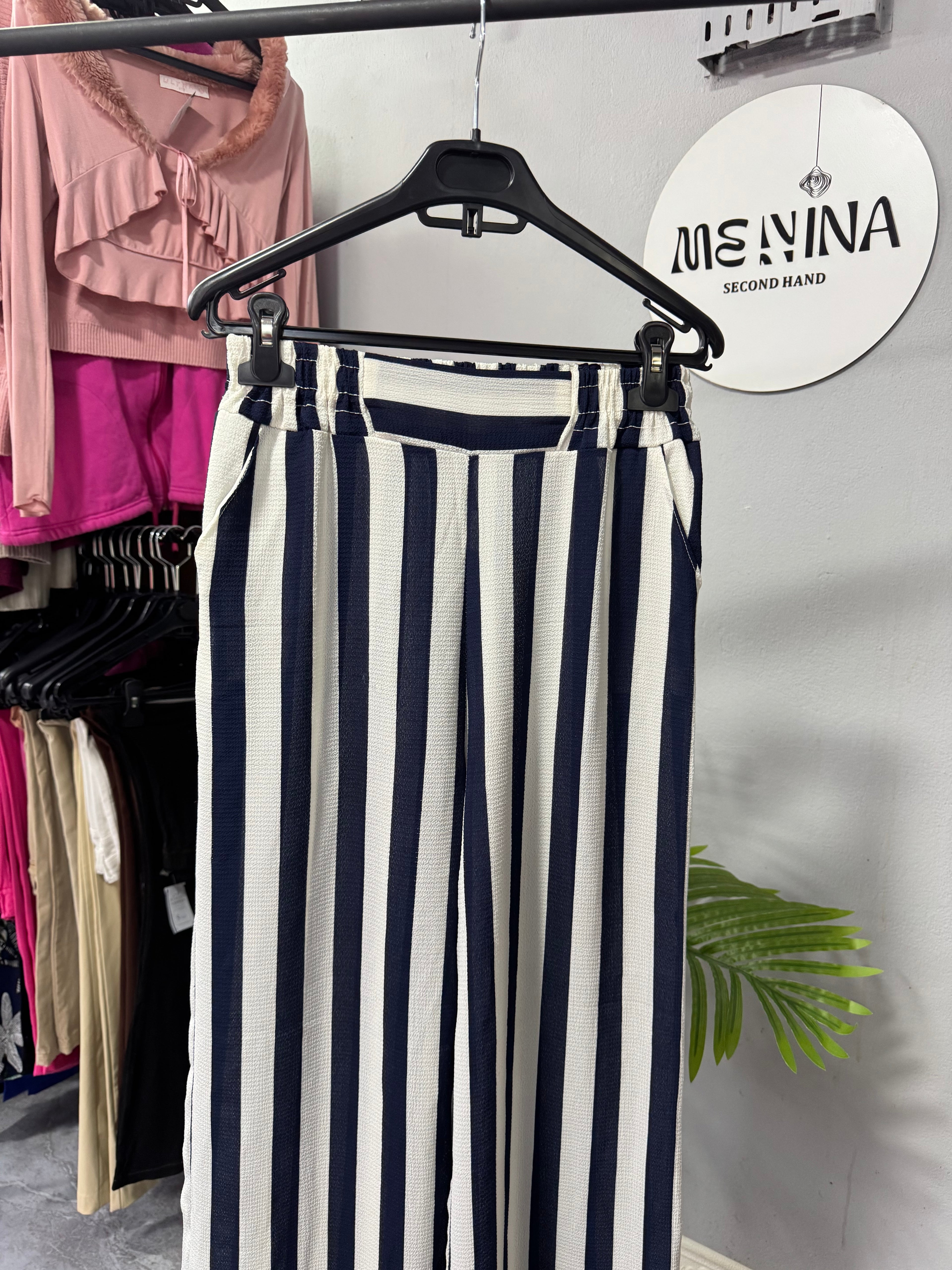 Pantalón a rayas azul y blanco