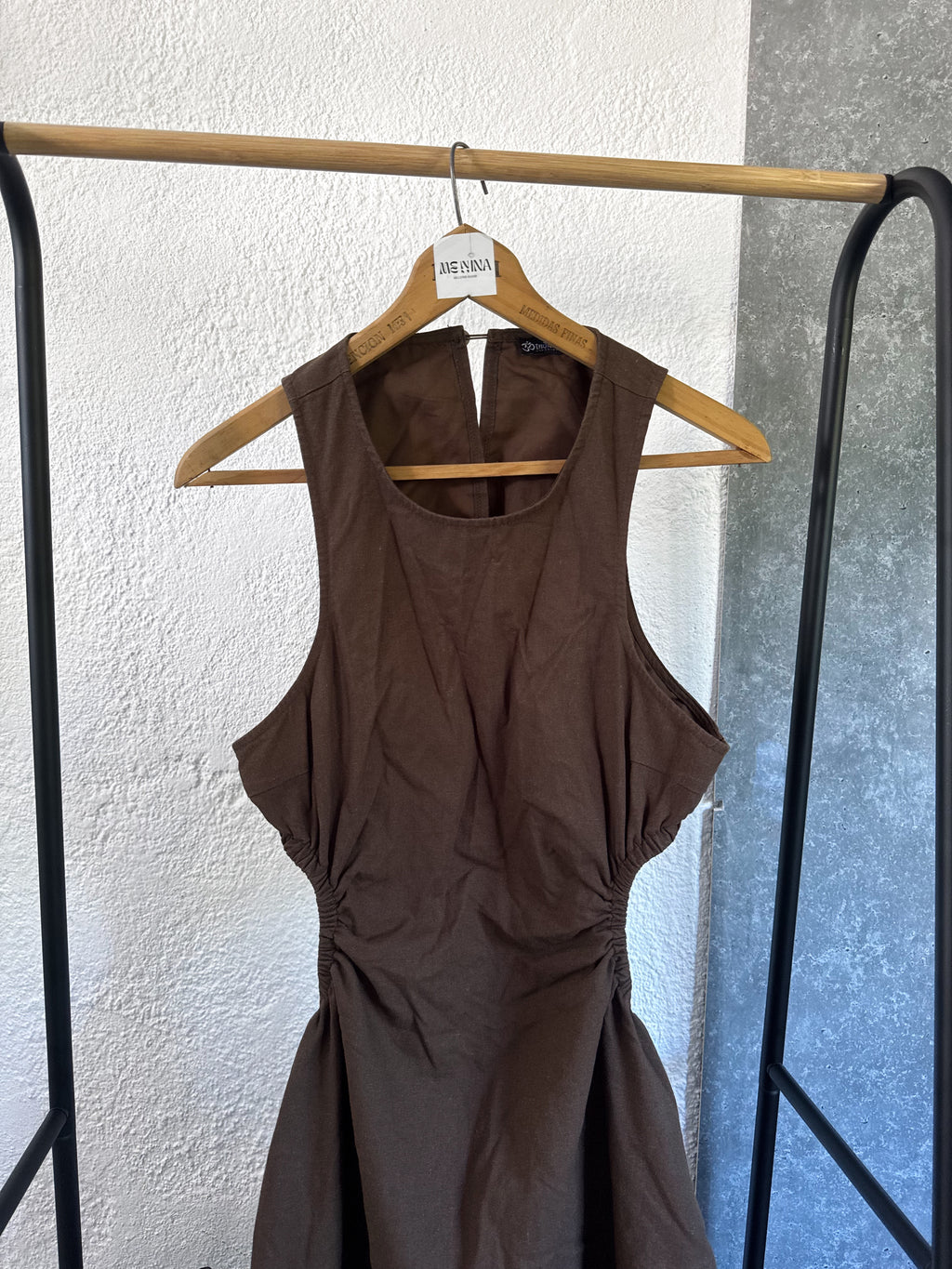 Vestido marrón con espalda abierta