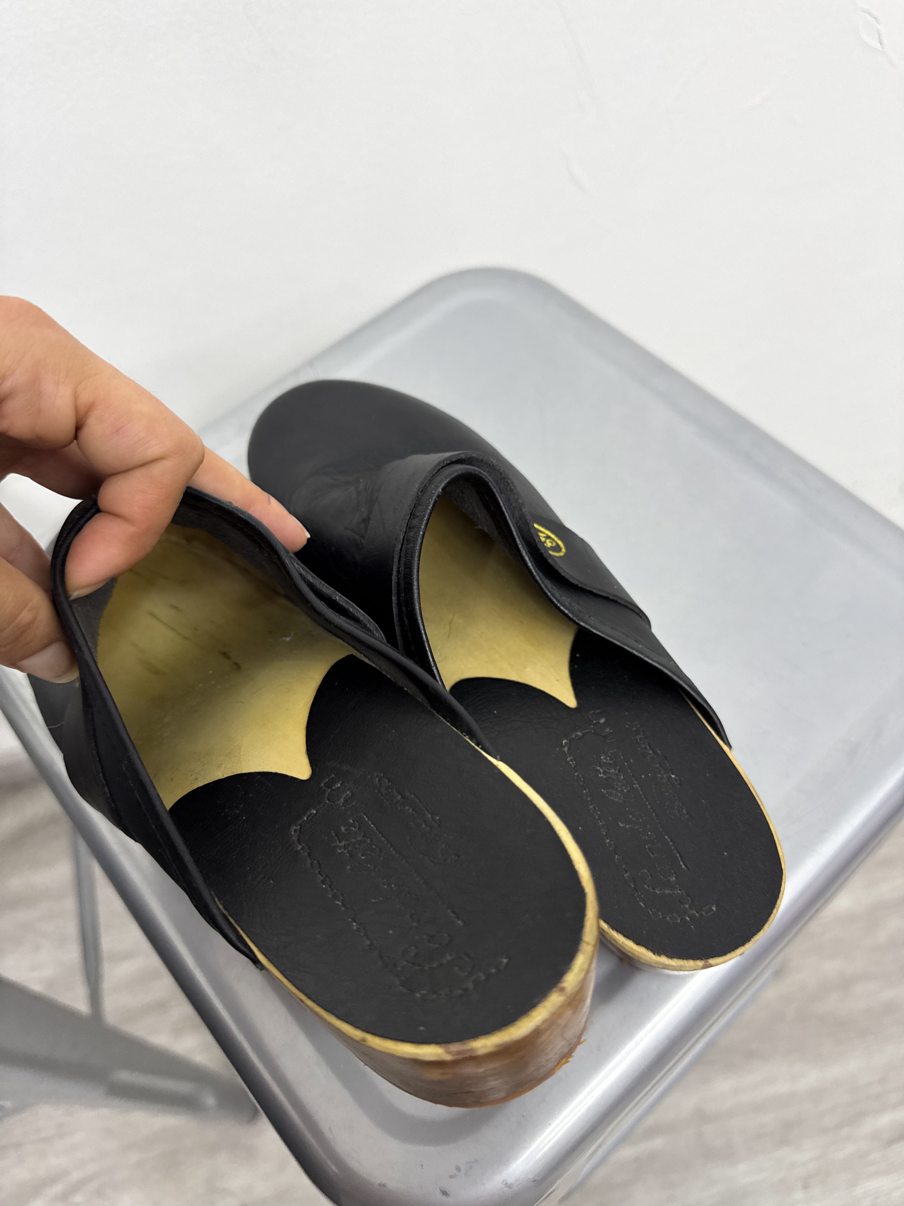 Suecos Bergantiños negros de madera y cuero