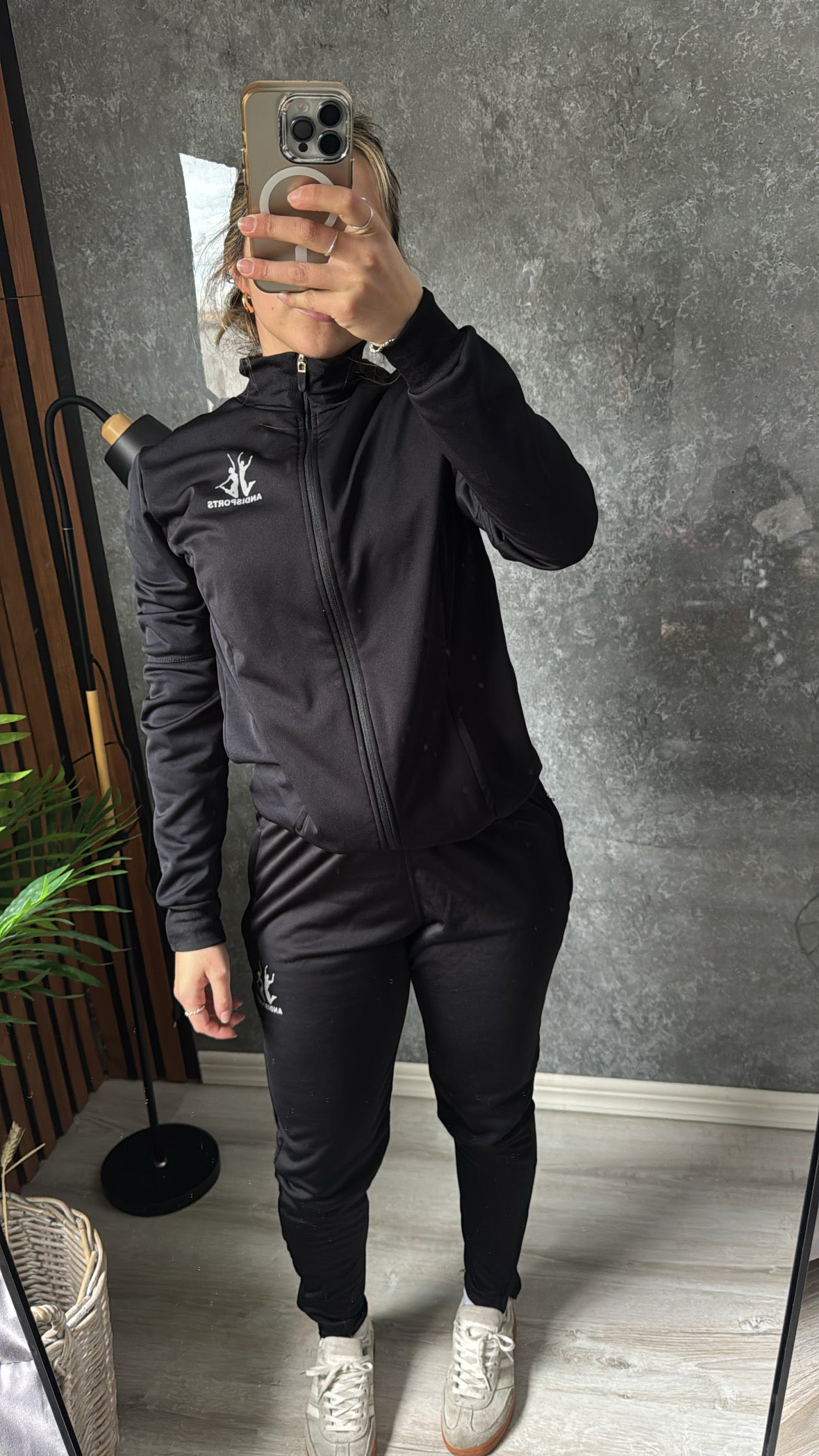Conjunto deportivo negro talle S