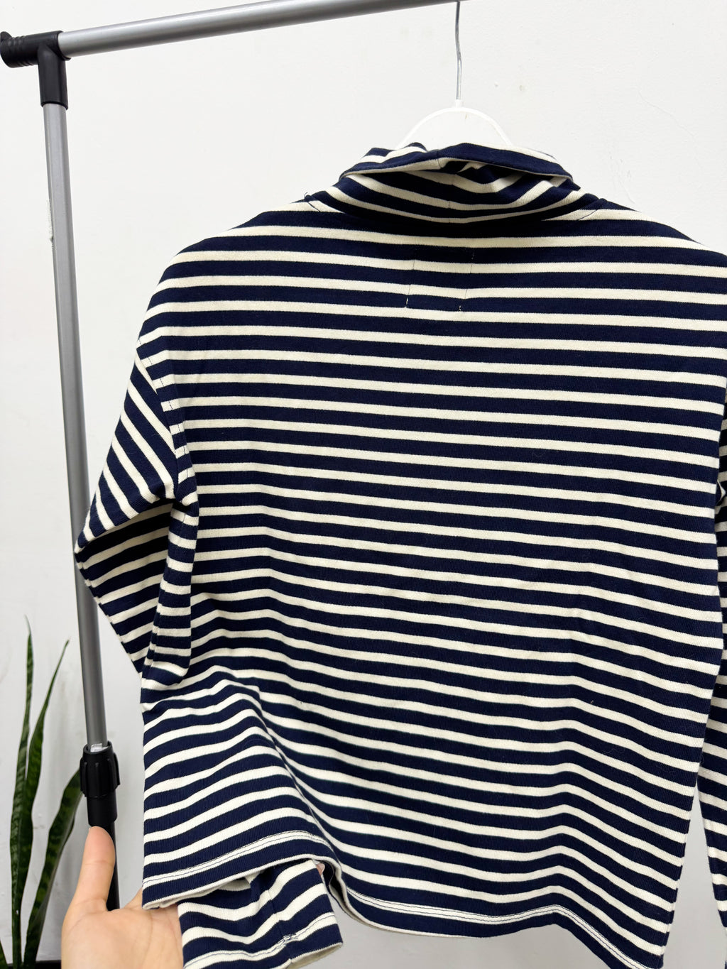Polera a rayas azul y blanca
