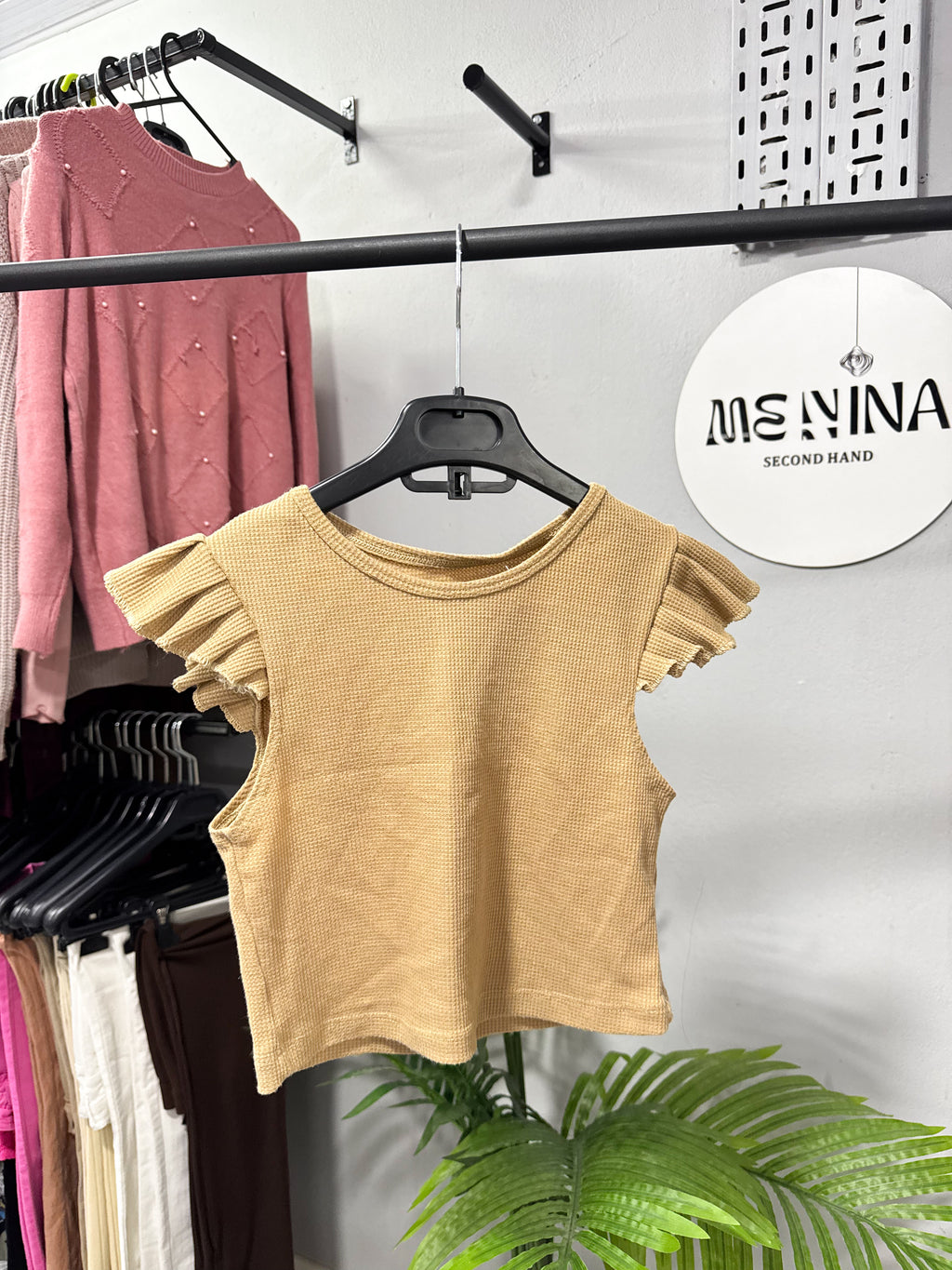 Top beige manga con volados