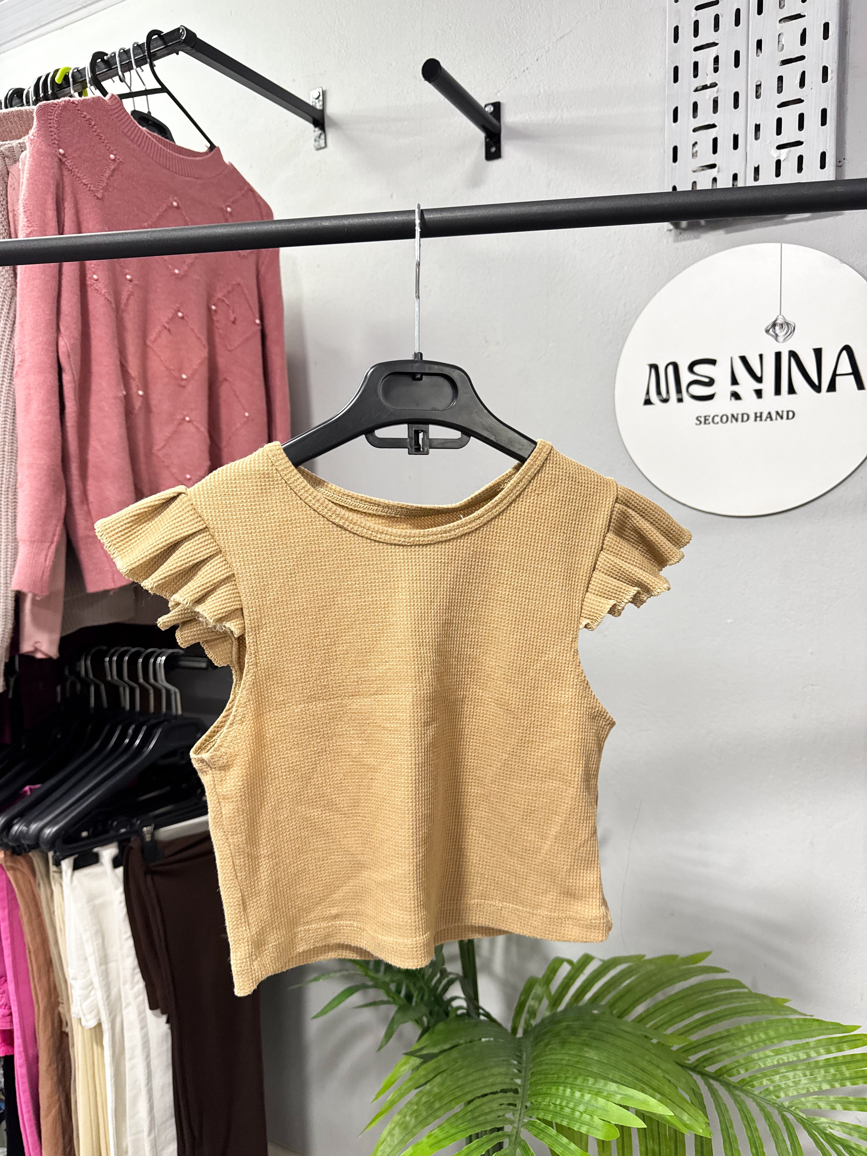 Top beige manga con volados