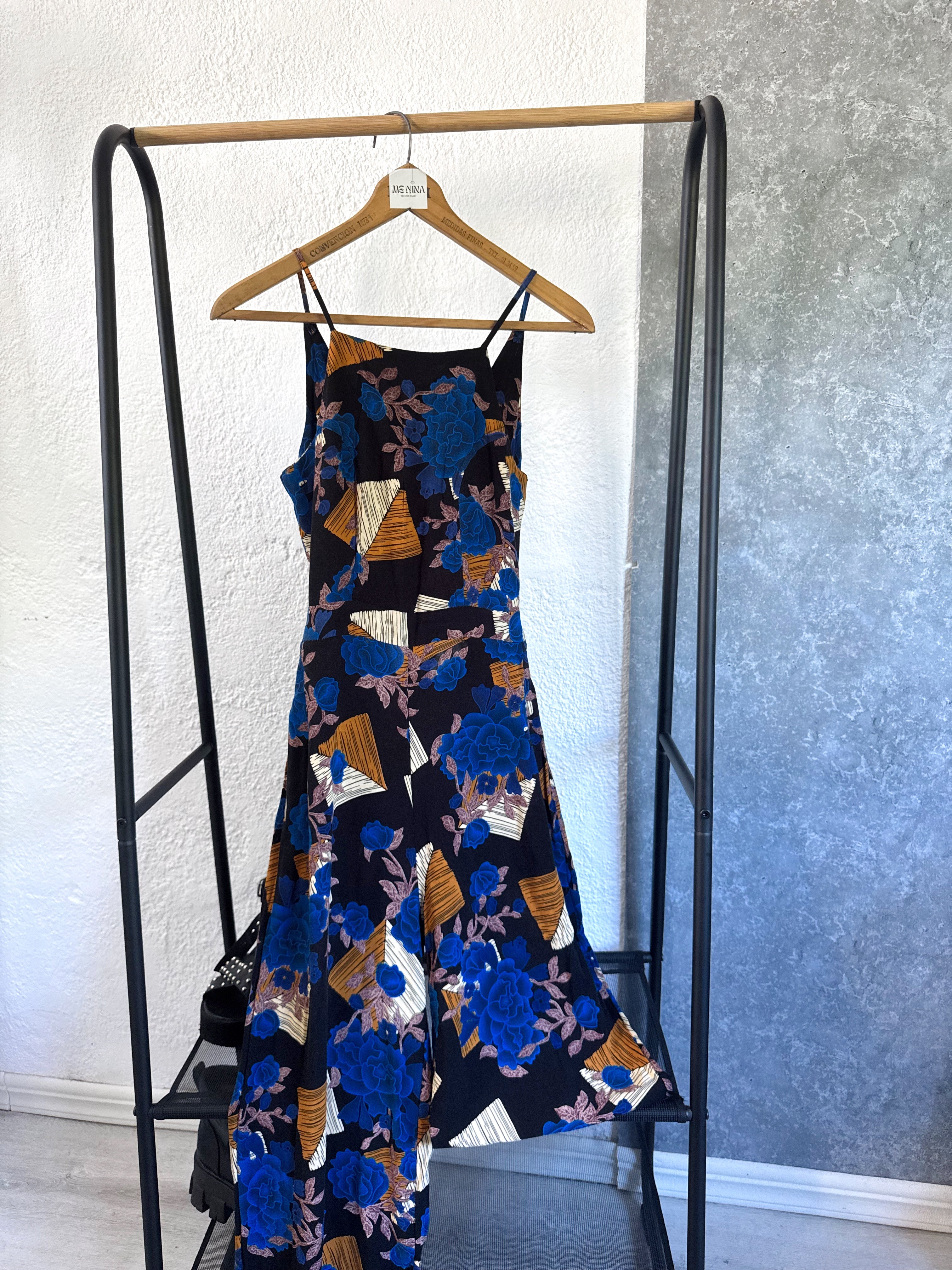 Monito largo con detalles azules, negro y naranja