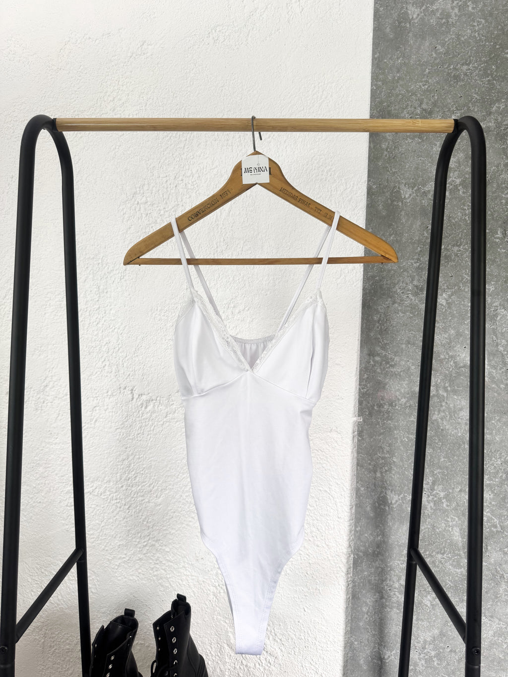 Body blanco de licra y encaje