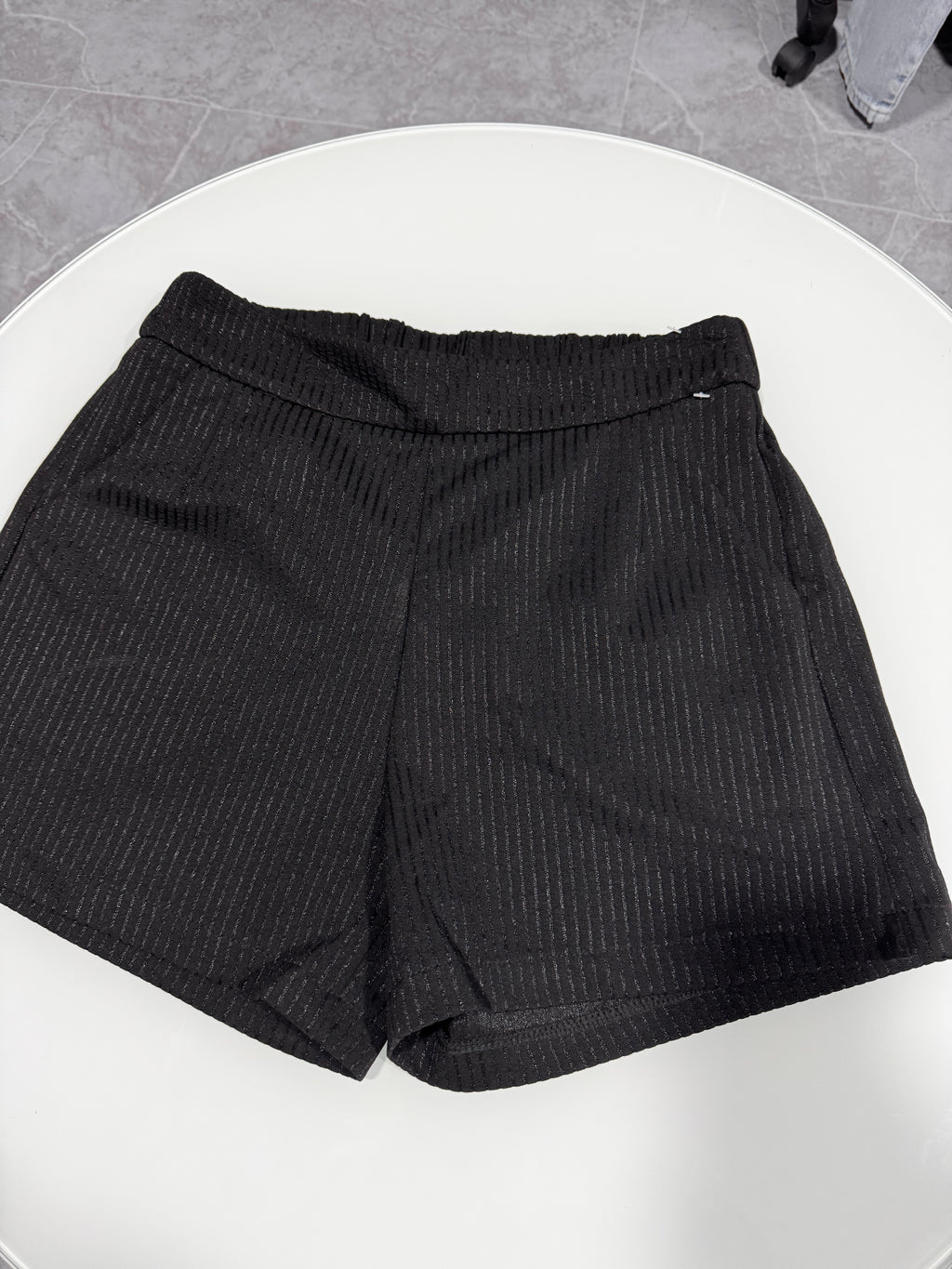 Short negro con rayas brillosas