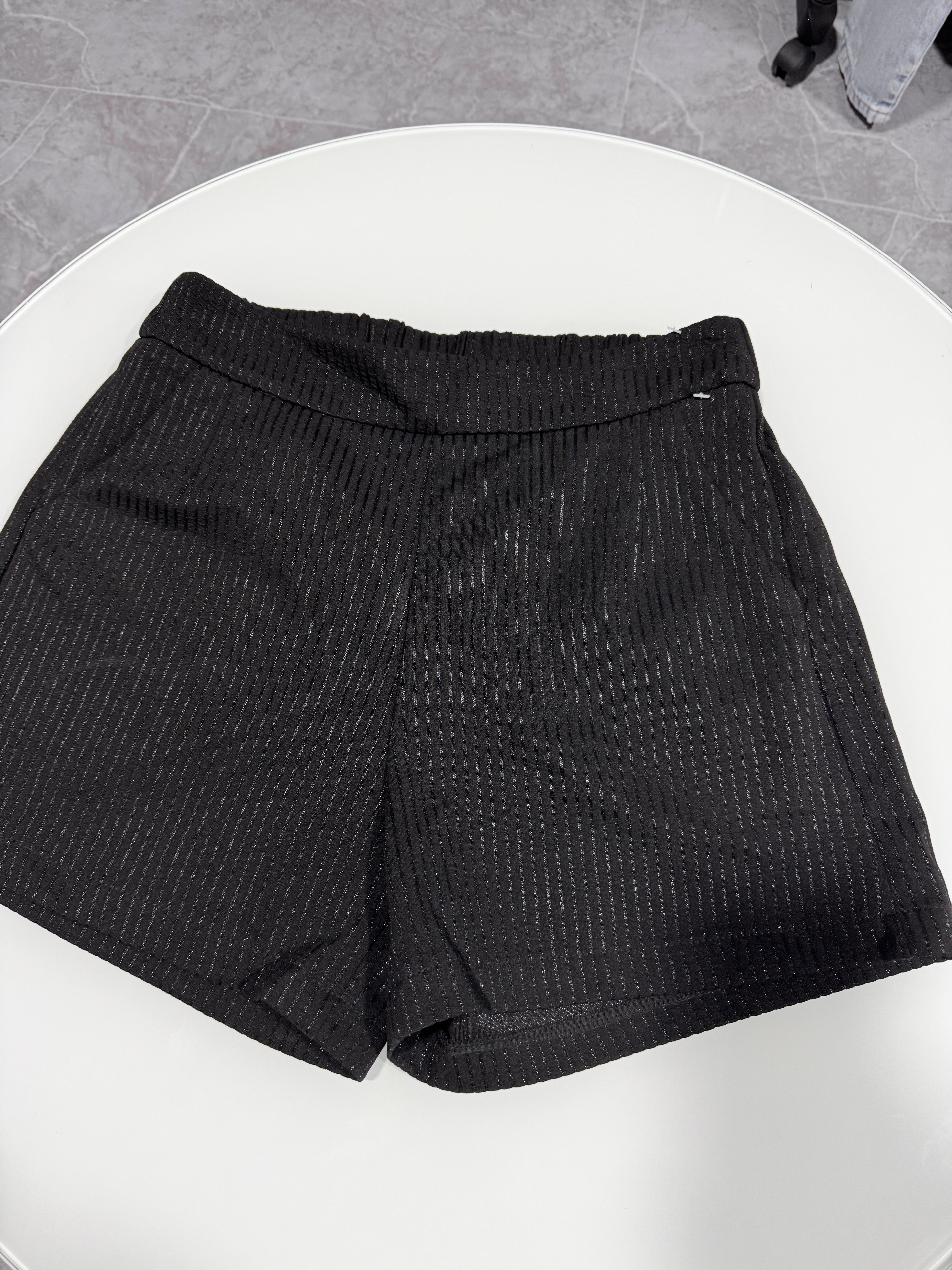 Short negro con rayas brillosas
