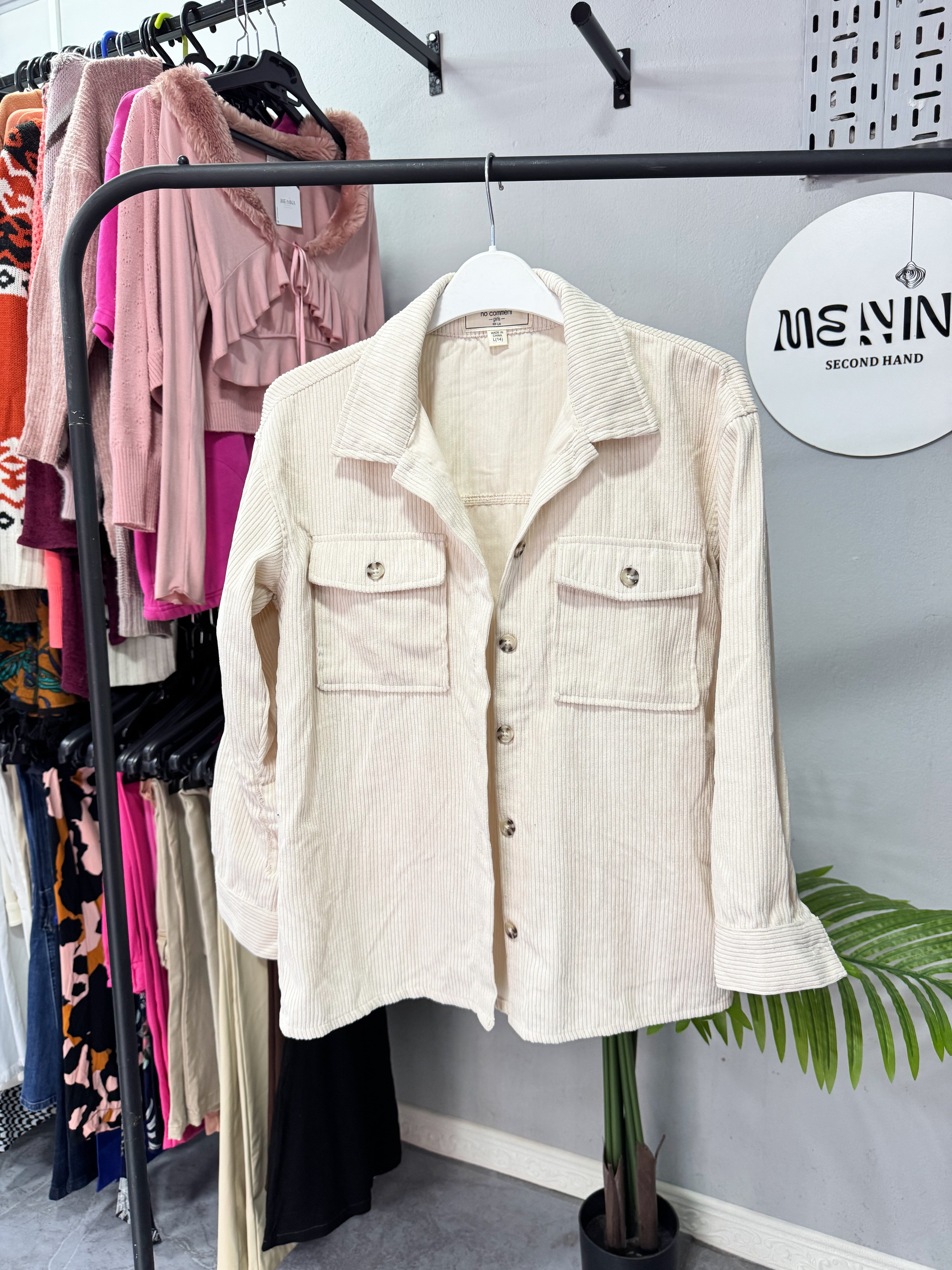 Sobrecamisa beige de pana *con detalles