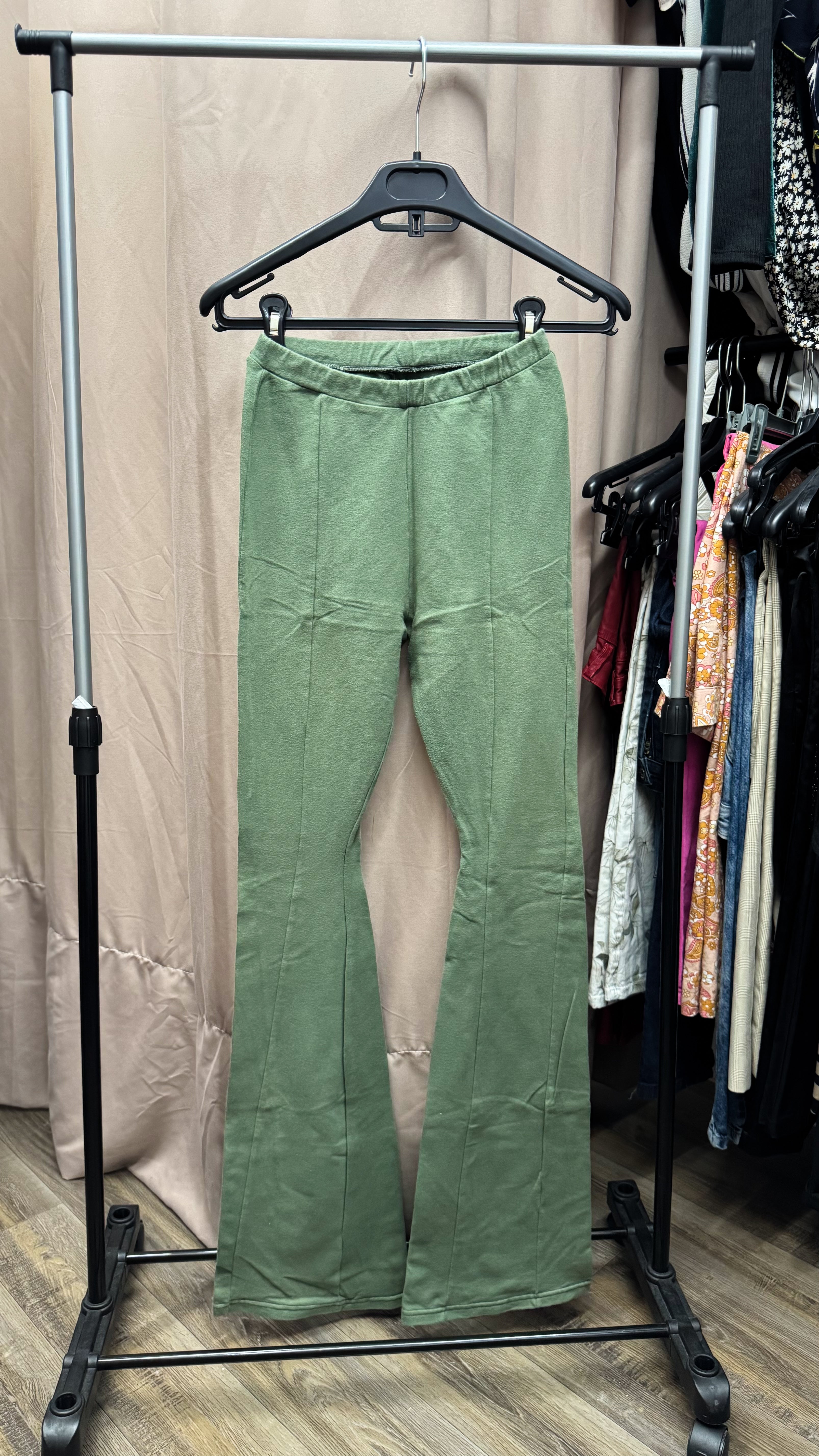 Pantalón de tela verde ancho
