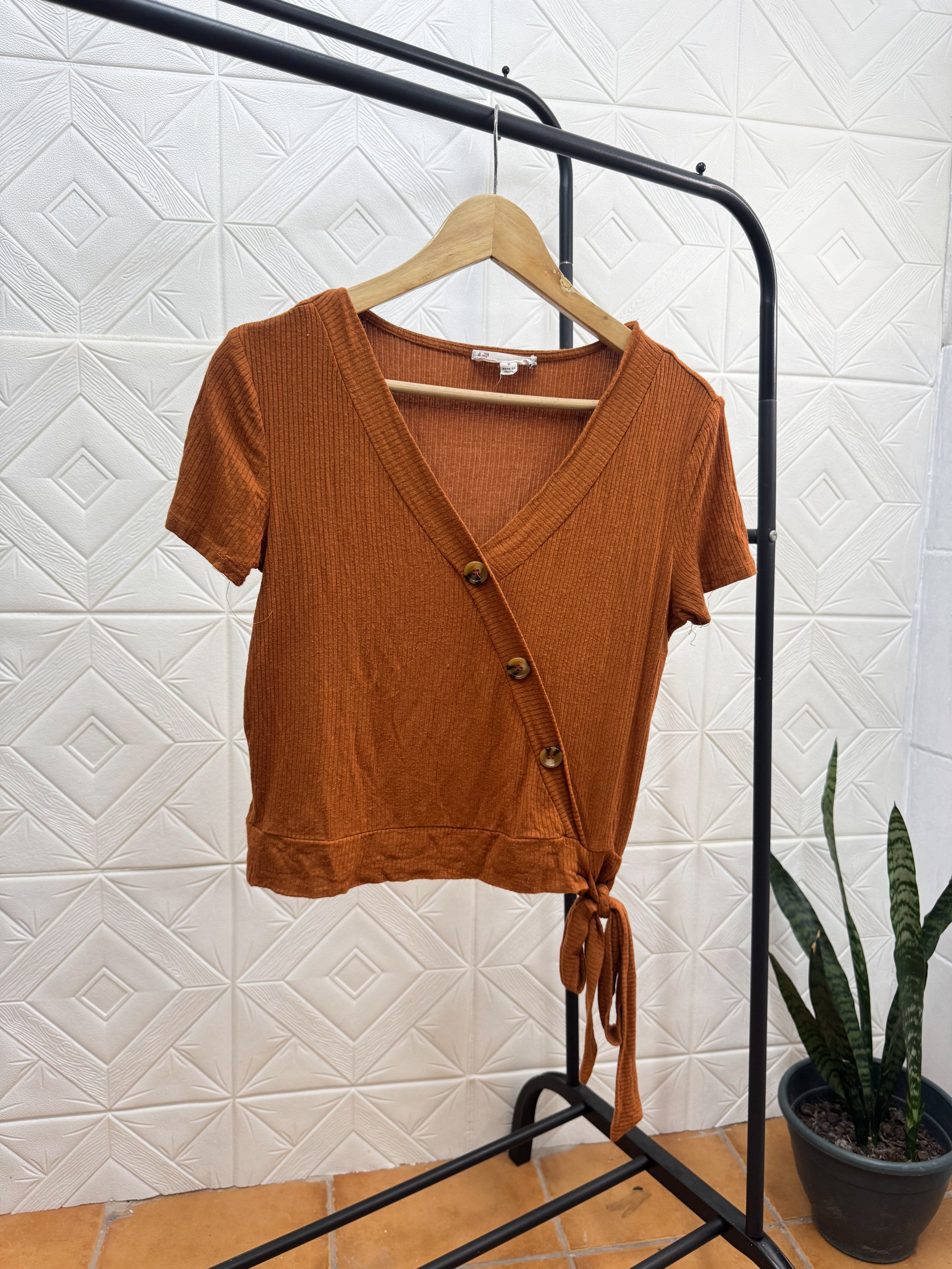 Remera marrón con nudo en el costado