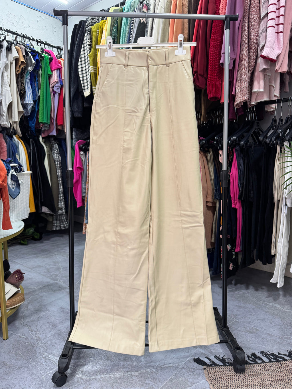 Pantalón cuerina beige ZARA