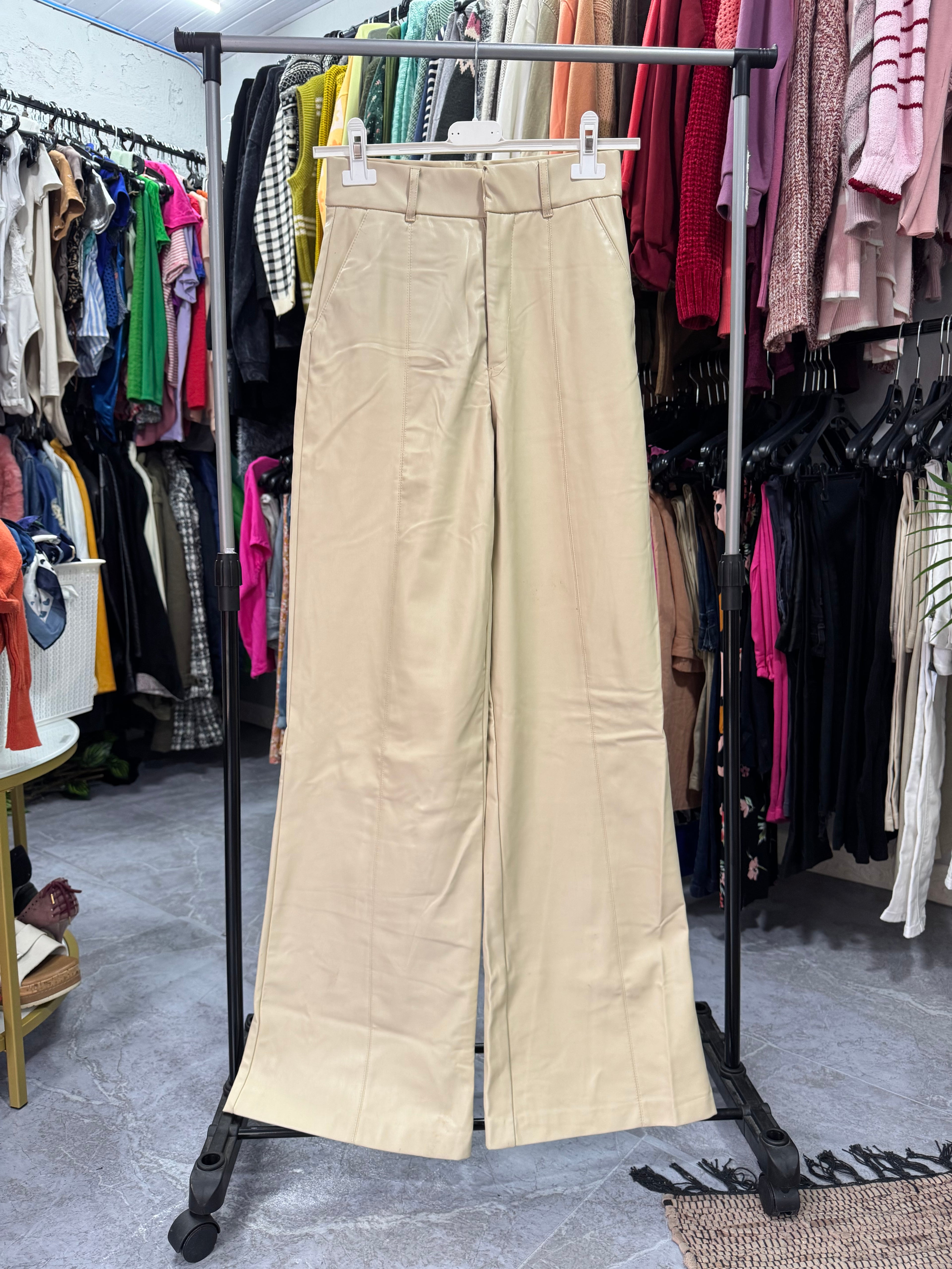 Pantalón cuerina beige ZARA