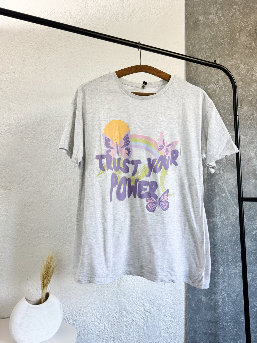 Remera gris INDIAN con frase