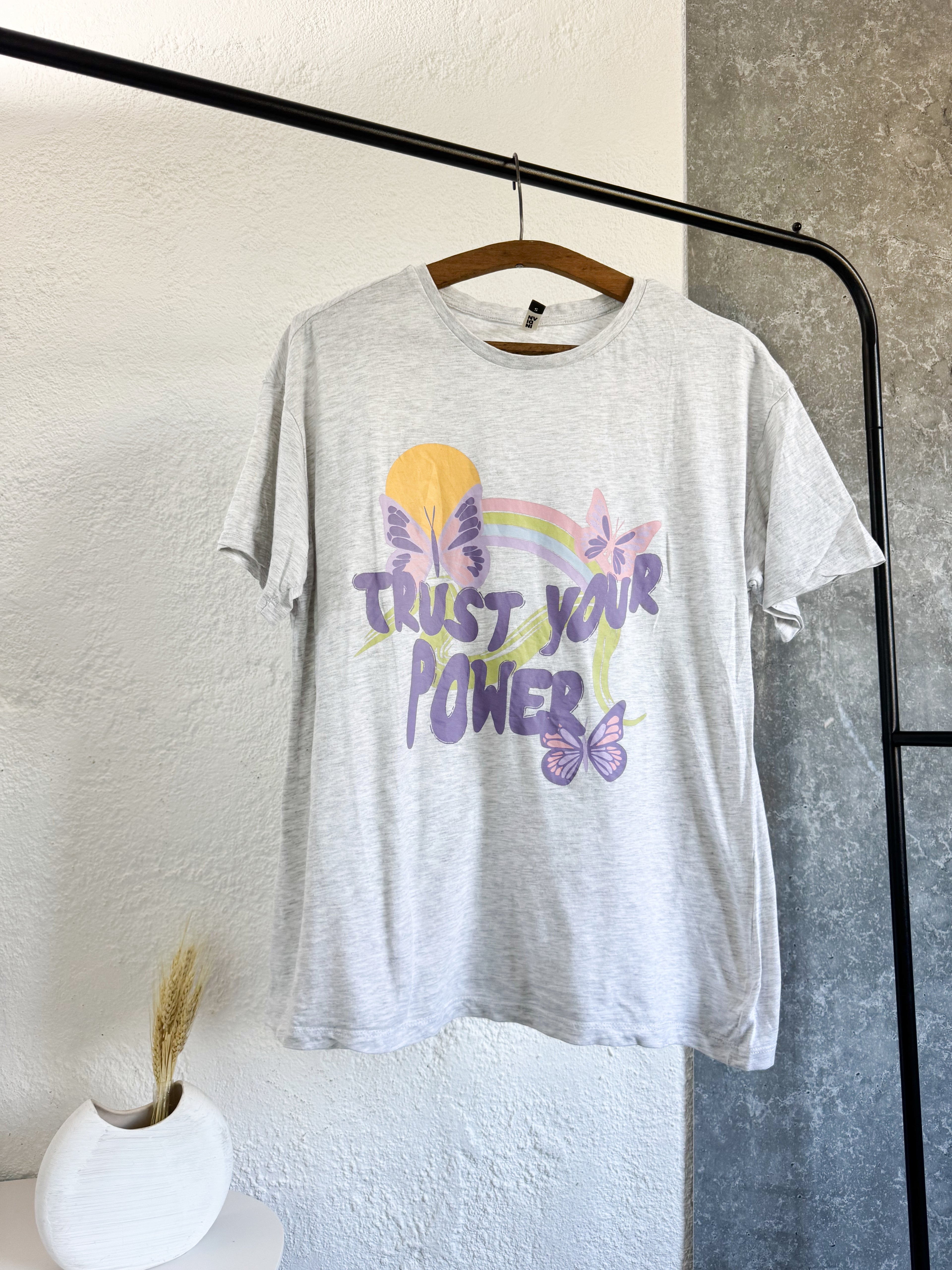 Remera gris INDIAN con frase