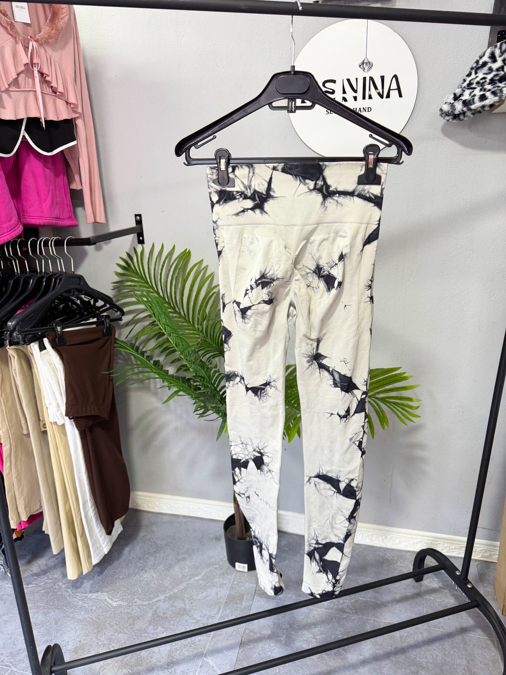 Calza beige y negra