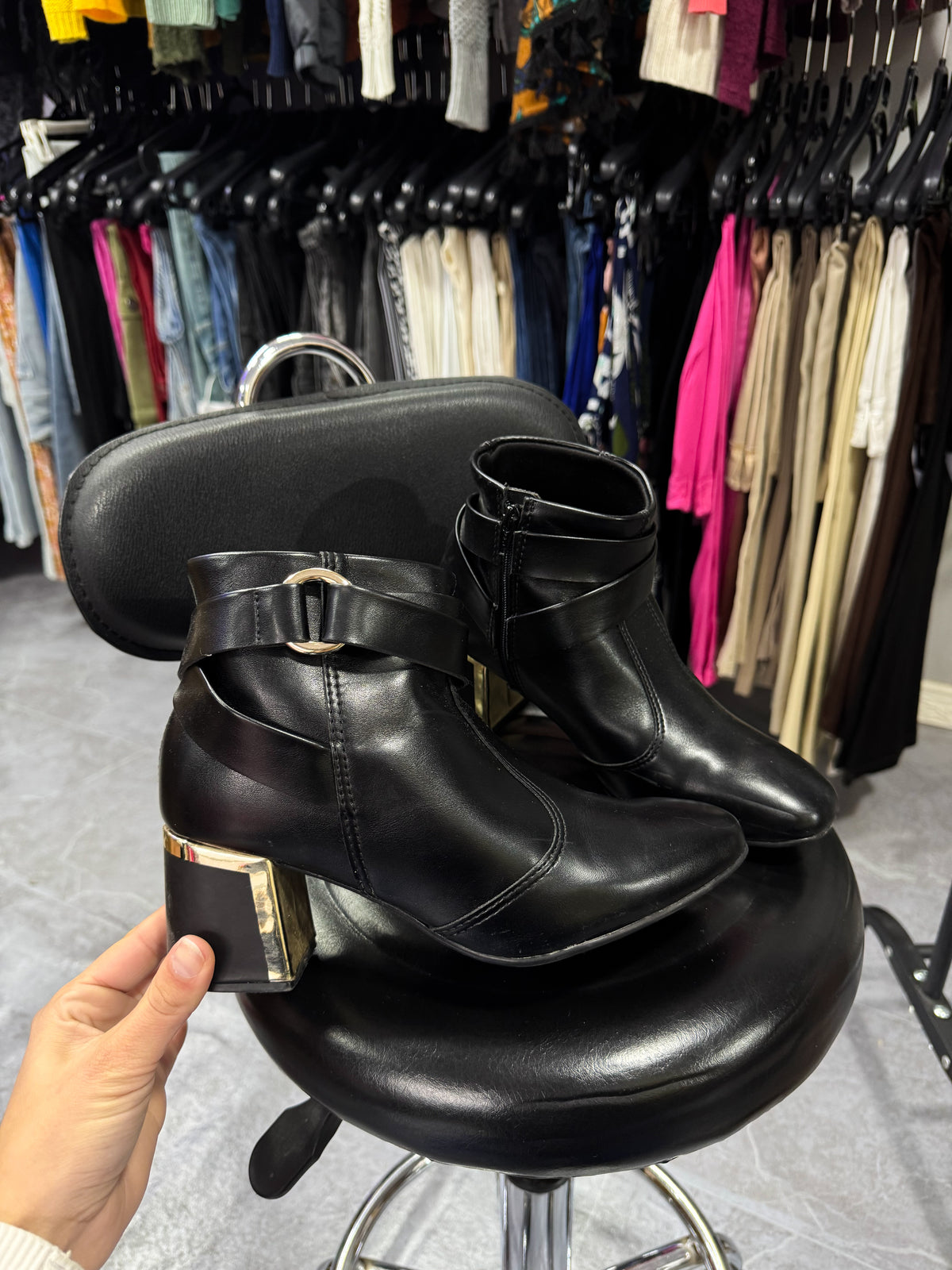 Botas negras con hebilla