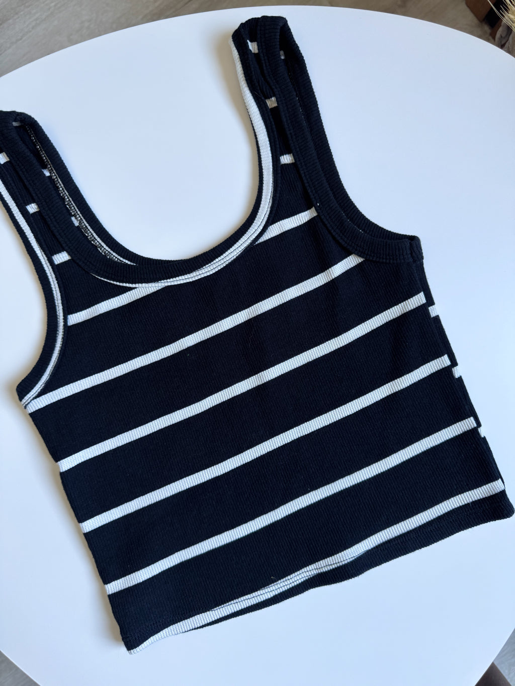 Top negro con rayas blancas