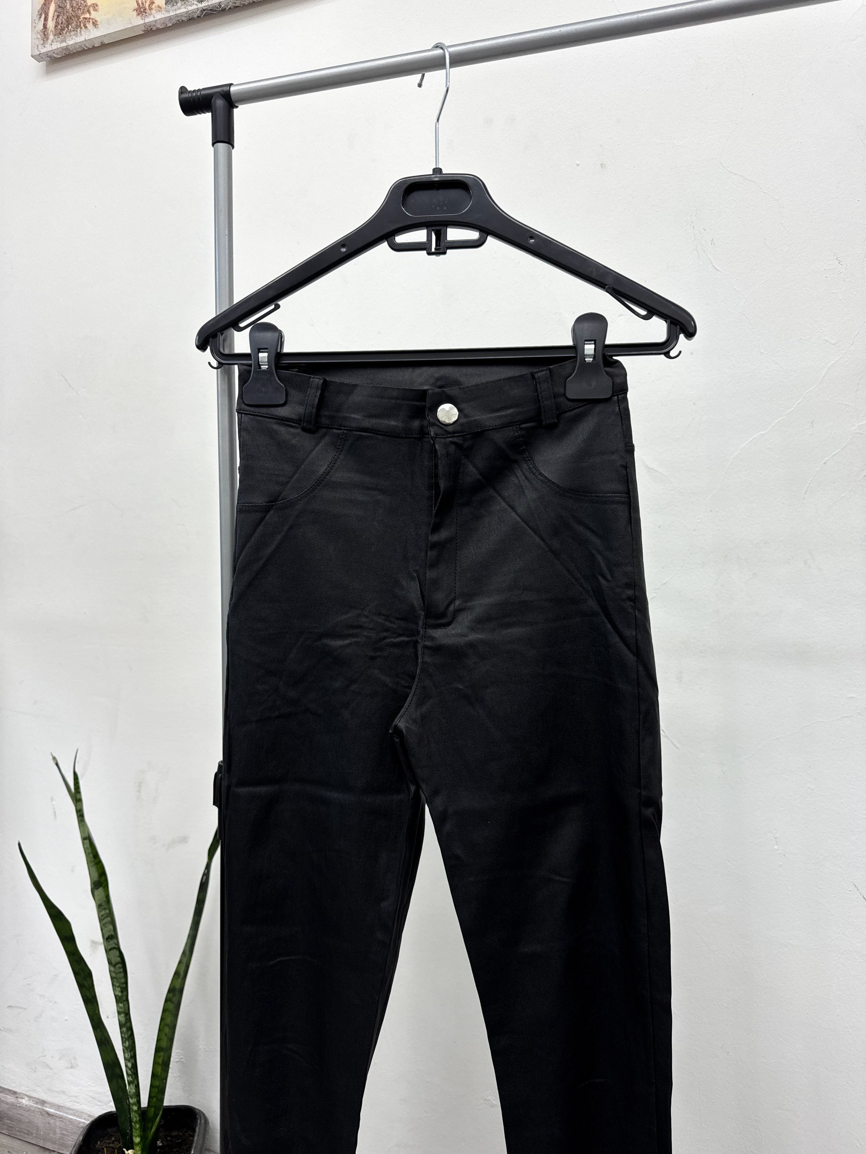 Pantalón engomado negro alicrado