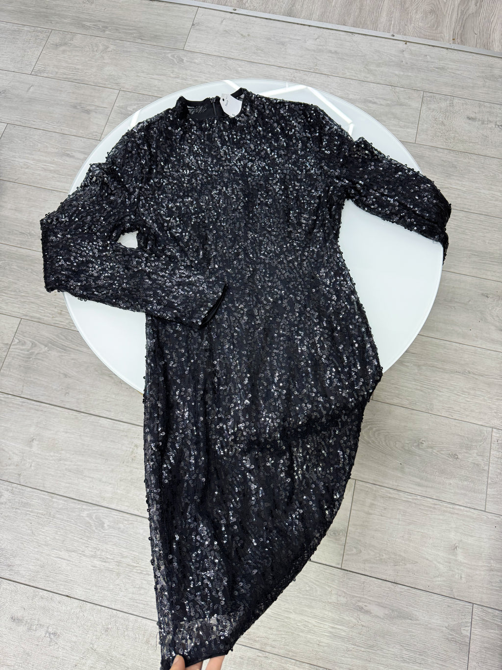 Vestido negro manga larga con lentejuelas