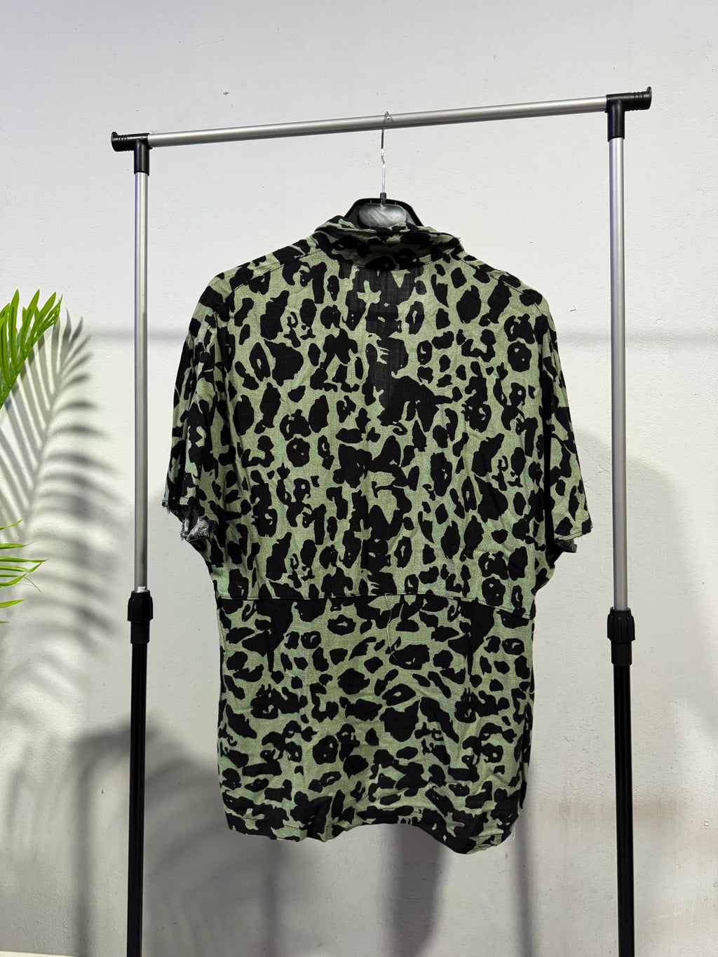 Camisa print verde y negro