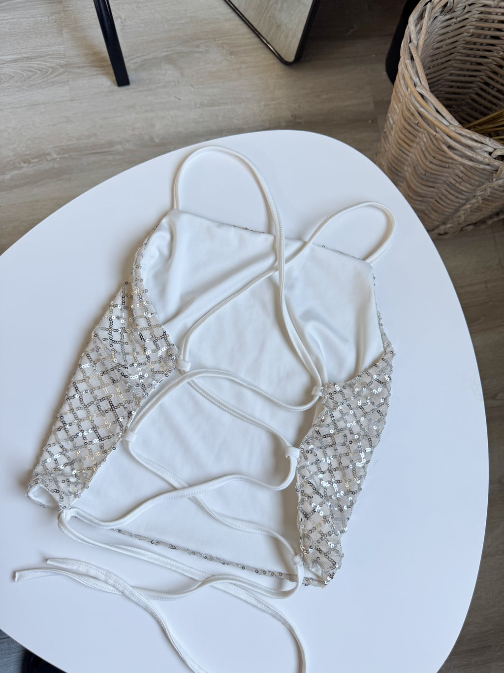 Top de lentejuela, se ata atrás