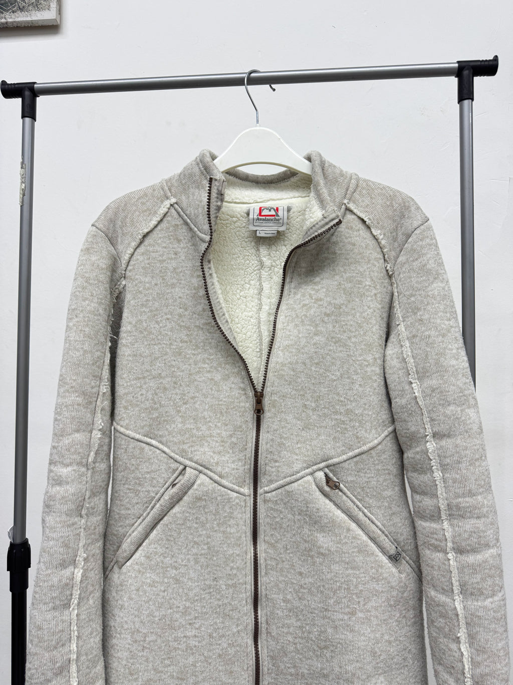 Campera/chaqueta gris con corderito marca Avalanche talle M/L