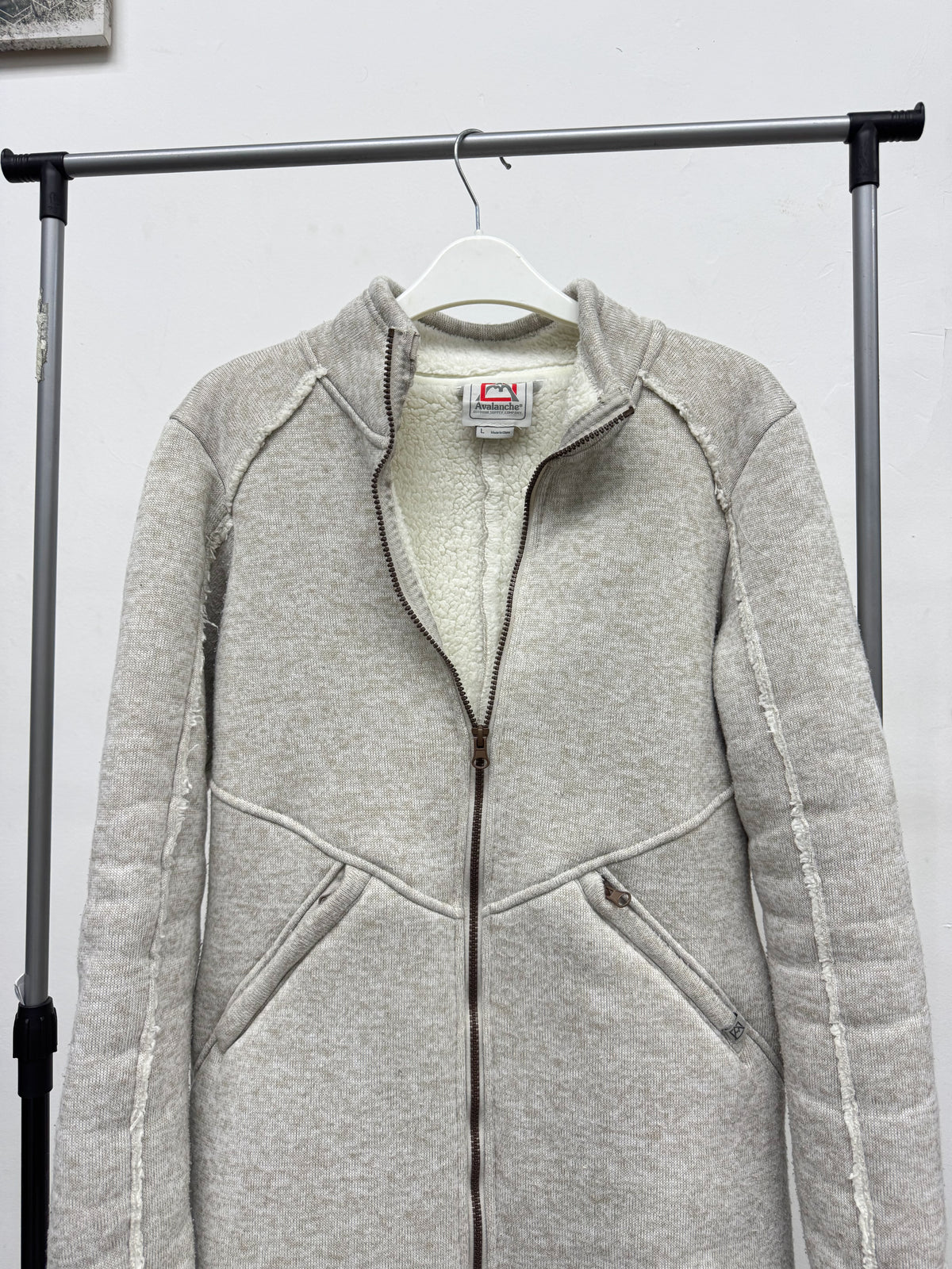 Campera/chaqueta gris con corderito marca Avalanche talle M/L